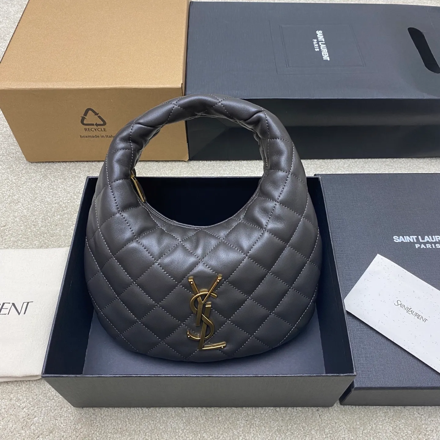Urban gray sheepskin/gold 🌈ICARE baby nappa sheepskin handbag The much-anticipated croissant-shaped bag 🥐 makes its debut, embellished with the iconic metal logo, perfectly combining retro and modern feel, making it one of the most anticipated It Bags this season. Whether it's for daily outings or night parties, this bag can be easily carried! 20250750 Model: 851689 [original leather] Size: 17cm×18×4cm