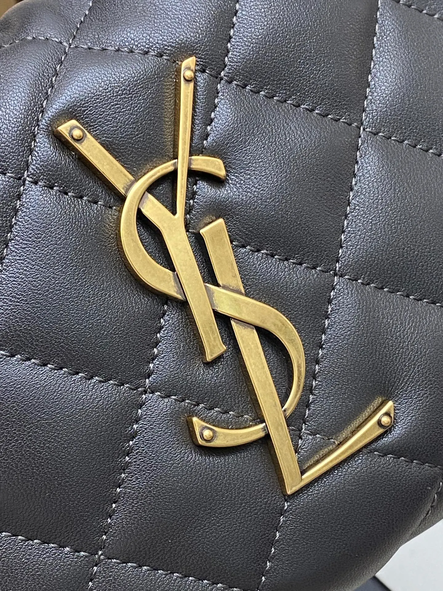 Urban gray sheepskin/gold 🌈ICARE baby nappa sheepskin handbag The much-anticipated croissant-shaped bag 🥐 makes its debut, embellished with the iconic metal logo, perfectly combining retro and modern feel, making it one of the most anticipated It Bags this season. Whether it's for daily outings or night parties, this bag can be easily carried! 20250750 Model: 851689 [original leather] Size: 17cm×18×4cm