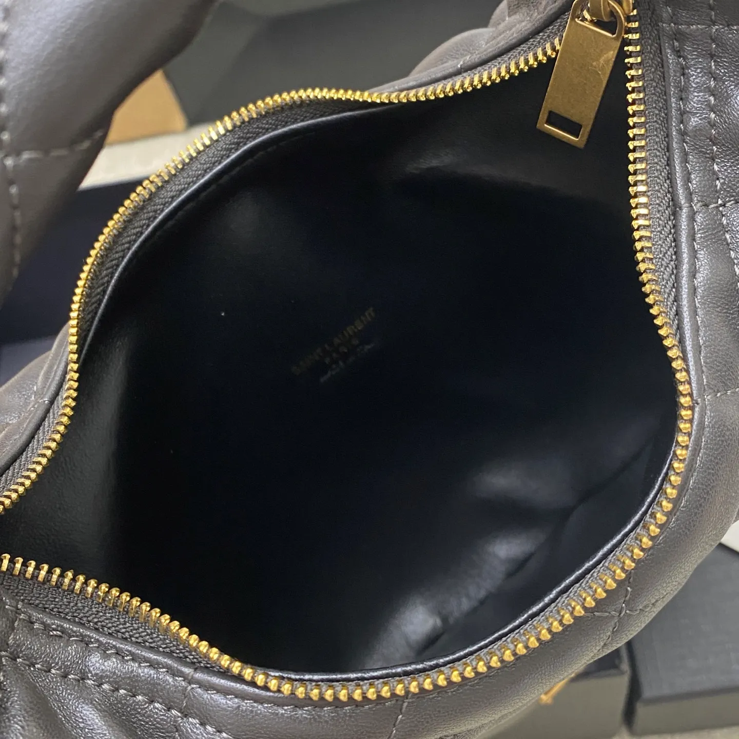 Urban gray sheepskin/gold 🌈ICARE baby nappa sheepskin handbag The much-anticipated croissant-shaped bag 🥐 makes its debut, embellished with the iconic metal logo, perfectly combining retro and modern feel, making it one of the most anticipated It Bags this season. Whether it's for daily outings or night parties, this bag can be easily carried! 20250750 Model: 851689 [original leather] Size: 17cm×18×4cm