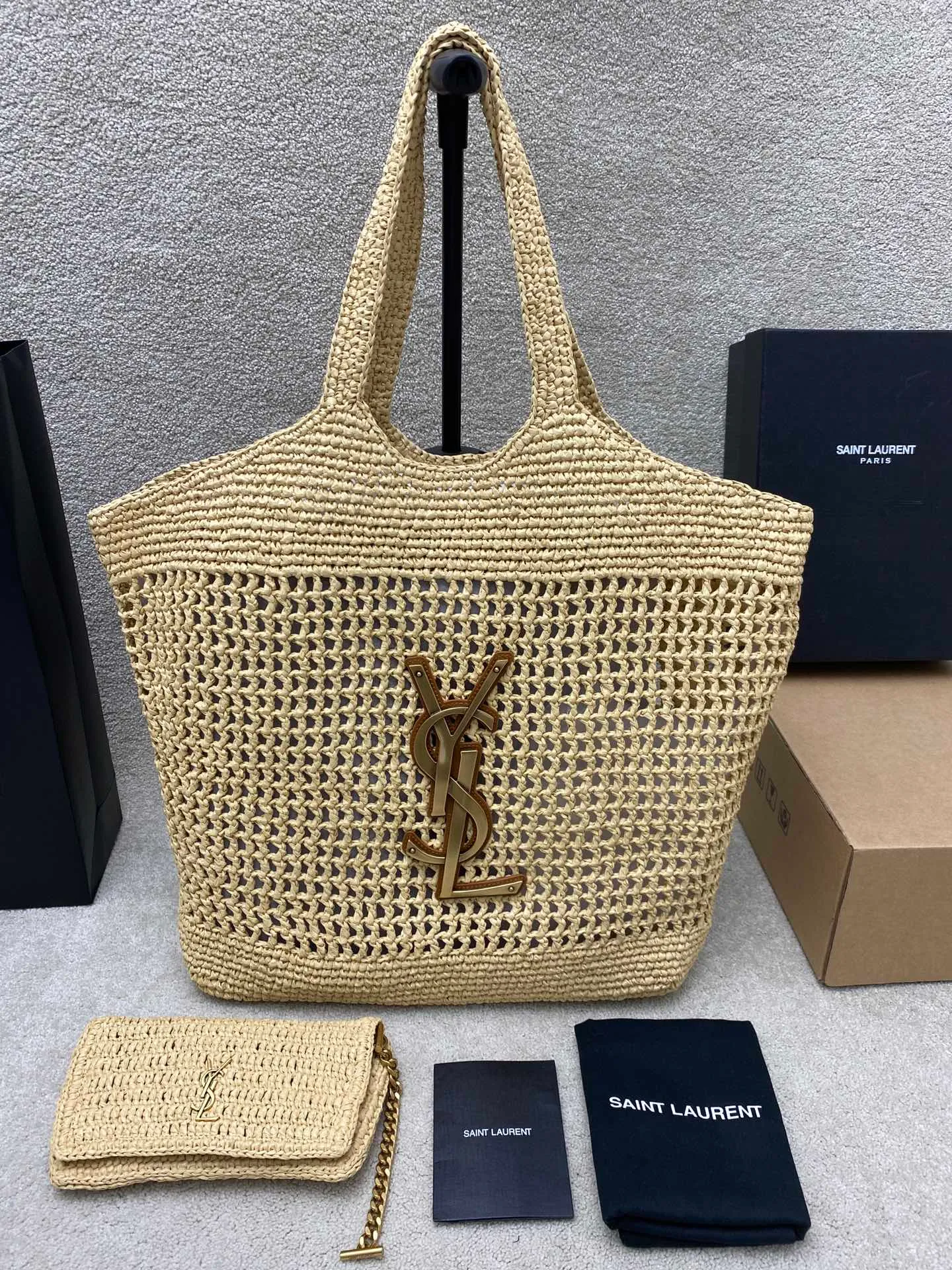 p2360 premium original factory woven raffia/gold 🌈ICARE_woven shopping bag is full of artistic flavor, the raffia weaving is very solid, French lazy style, smooth shape, with a simple big logo, high-end atmosphere and very photogenic. Large capacity, lightweight and versatile, it is my favorite bag when going out! It can be paired with fresh and casual, and you can just carry it with you on vacation👍20241050 Style number: 772191 [Braided raffia] Size: 37-55x43×5cm [This style does not come with packaging] Small bag size: 21.7x16.9x2cm