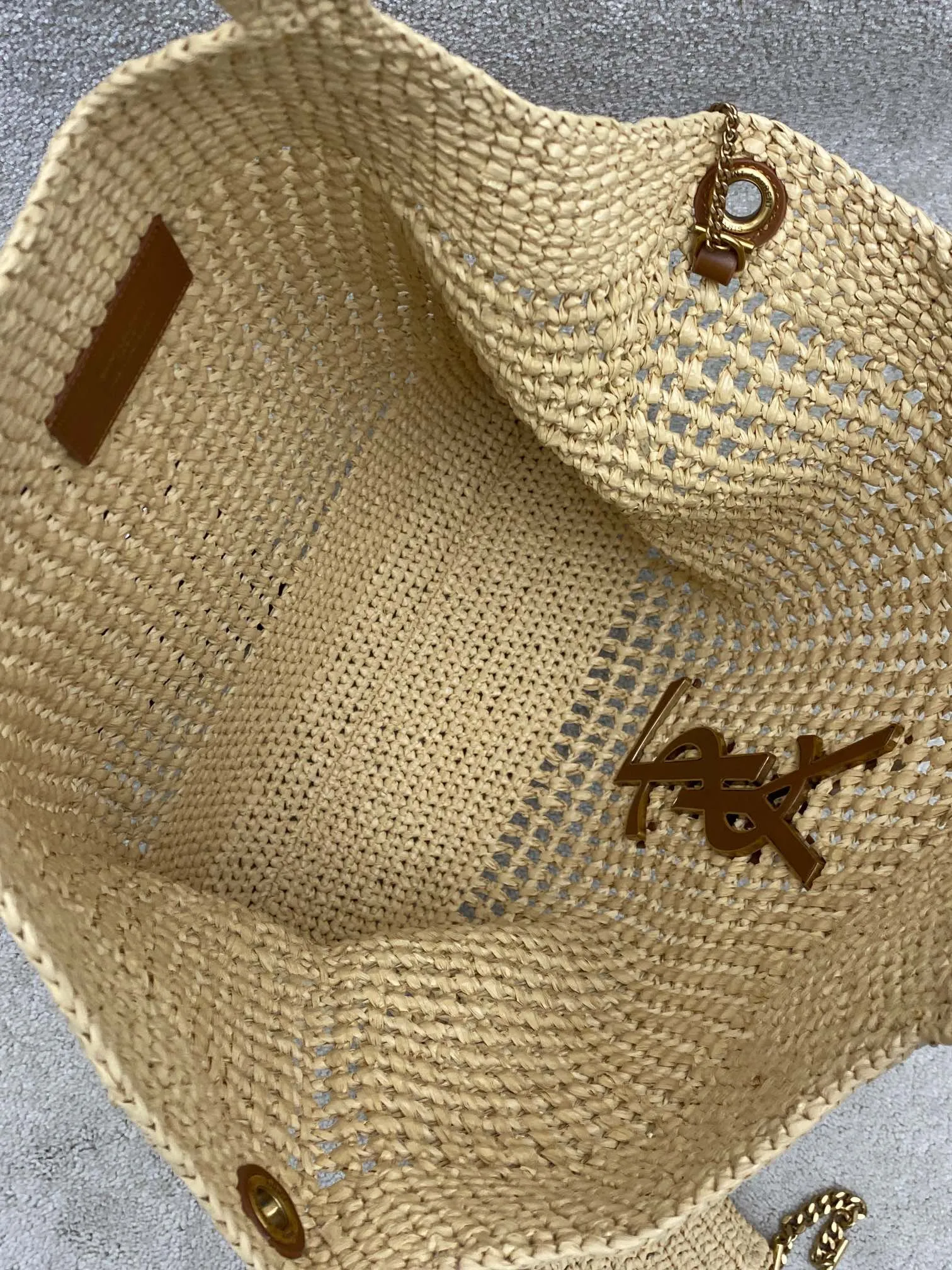 p2360 premium original factory woven raffia/gold 🌈ICARE_woven shopping bag is full of artistic flavor, the raffia weaving is very solid, French lazy style, smooth shape, with a simple big logo, high-end atmosphere and very photogenic. Large capacity, lightweight and versatile, it is my favorite bag when going out! It can be paired with fresh and casual, and you can just carry it with you on vacation👍20241050 Style number: 772191 [Braided raffia] Size: 37-55x43×5cm [This style does not come with packaging] Small bag size: 21.7x16.9x2cm