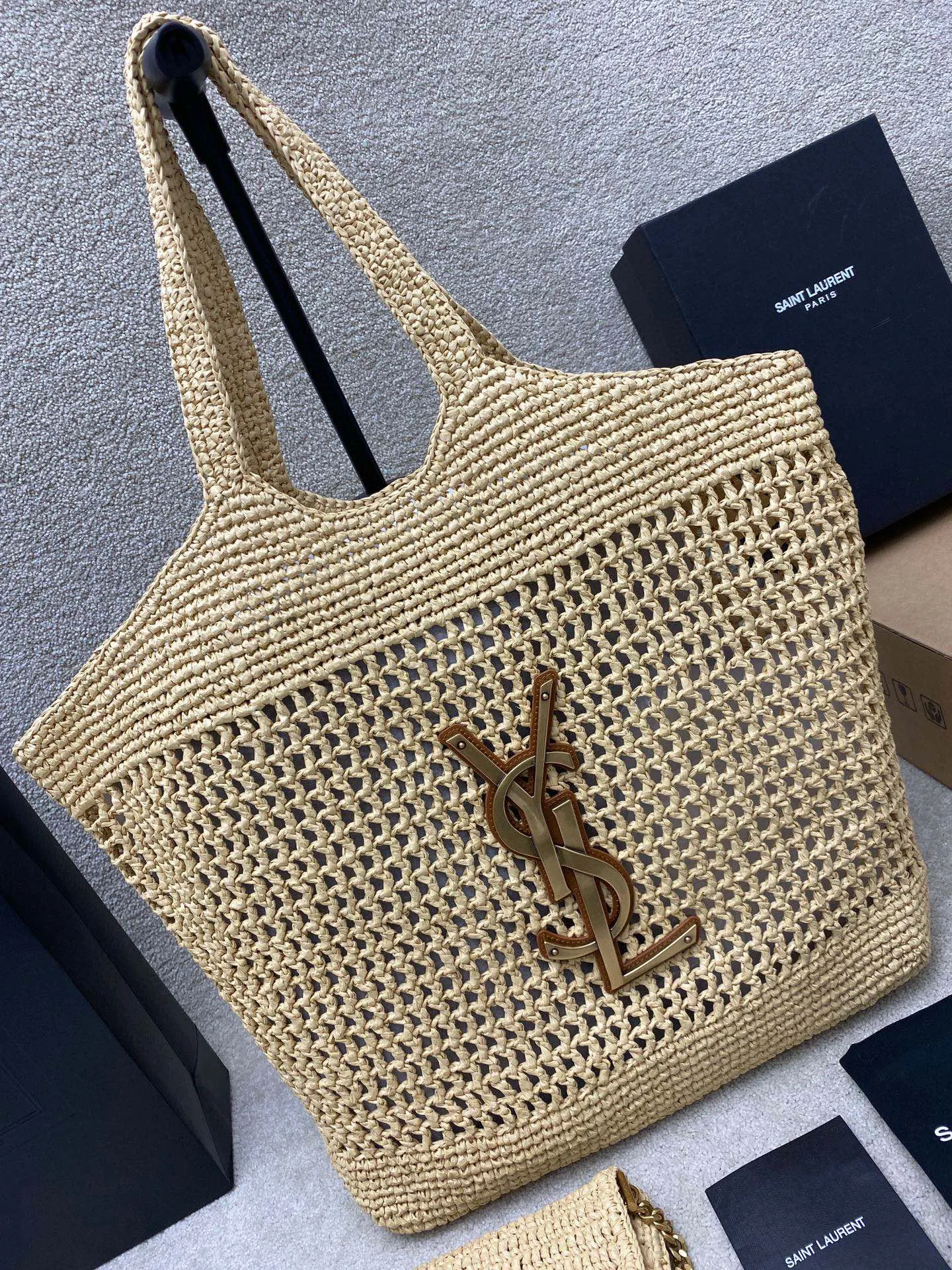 p2360 premium original factory woven raffia/gold 🌈ICARE_woven shopping bag is full of artistic flavor, the raffia weaving is very solid, French lazy style, smooth shape, with a simple big logo, high-end atmosphere and very photogenic. Large capacity, lightweight and versatile, it is my favorite bag when going out! It can be paired with fresh and casual, and you can just carry it with you on vacation👍20241050 Style number: 772191 [Braided raffia] Size: 37-55x43×5cm [This style does not come with packaging] Small bag size: 21.7x16.9x2cm