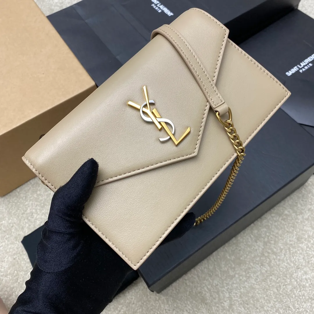 p1220 The top product in the market, apricot sheepskin/gold 🌈Y’s new product LE CASSANDRE smooth leather envelope chain wallet, made of Italian imported lambskin, soft to the touch! Front flap wallet, decorated with three-color metal logo, super nice! LECASSANDRE interior: six card slots, one bill slot, one main compartment, and one zippered coin pocket, practical and stylish! 20230610 Model: 743050 [original leather] Size: 19x12.5x3.5cm