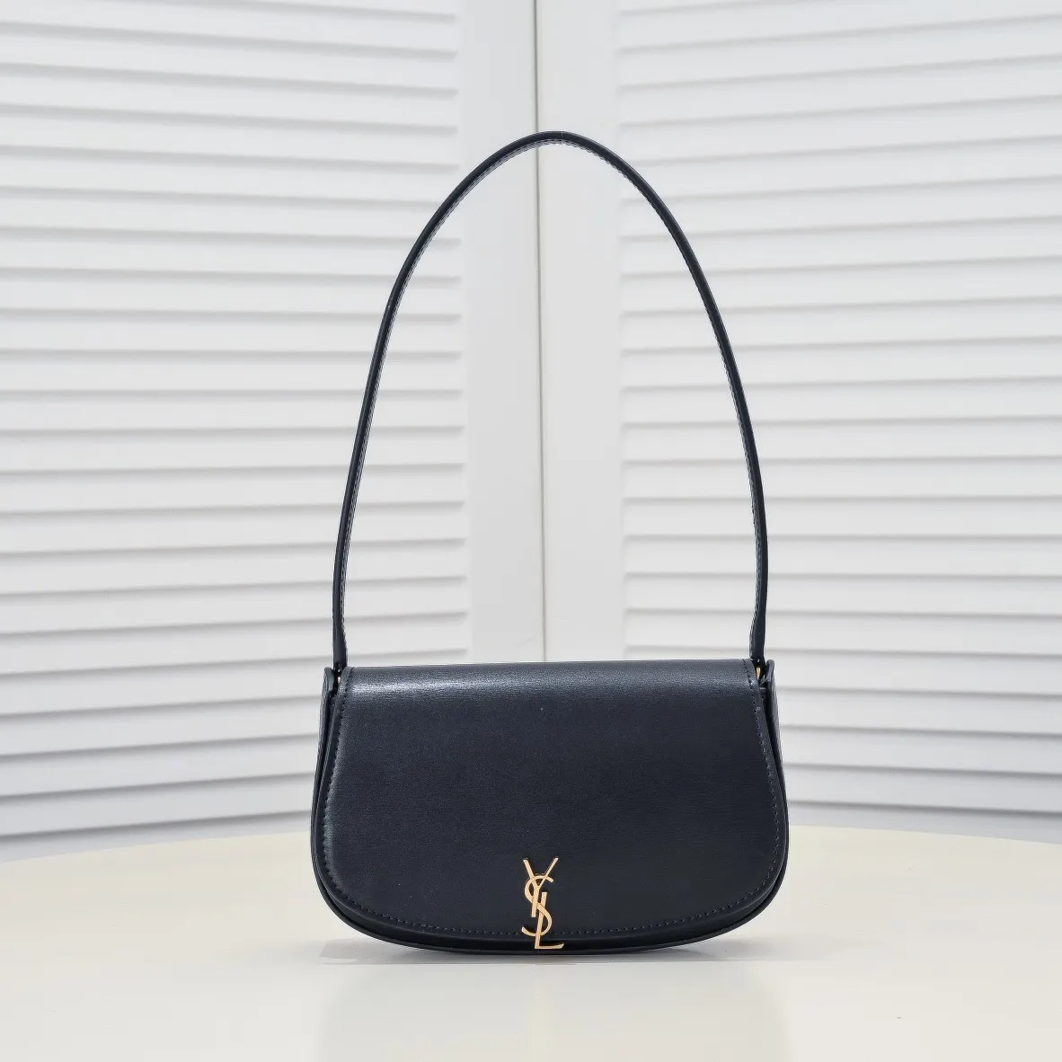 💰400￥sᴀɪɴᴛ ʟᴀᴜʀᴇɴᴛ [𝙑𝙊𝙇𝙏𝘼𝙄𝙍𝙀 ] 24 The latest Voltaire 𝙈𝙞𝙣𝙞 oval underarm backpack! Super chic minimalist design, showing the ultimate Saint Laurent French style, a very authentic retro feel that can be carried under the arm or on the back, the flip buckle is very novel ♥️If you have space, the Plus phone is completely stress-free, the front flip design 𝙇𝙀 𝘾𝘼𝙎𝙎𝘼𝙉𝘿𝙍𝙀 turn-buckle closure, leather-lined bronze accessories A flat bag! Simple and elegant, this is the easiest way for you to start. Item number: 8031 ​​Size: 21×11×4.5cm Shoulder strap height: 24