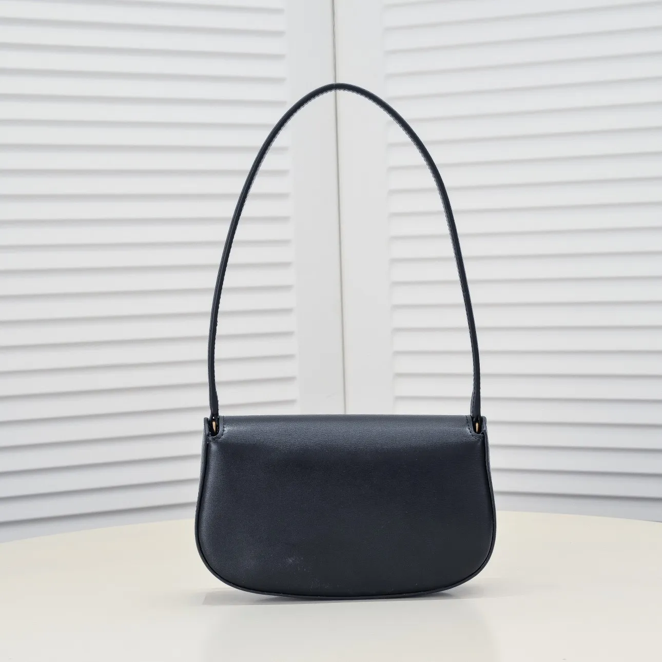 💰400￥sᴀɪɴᴛ ʟᴀᴜʀᴇɴᴛ [𝙑𝙊𝙇𝙏𝘼𝙄𝙍𝙀 ] 24 The latest Voltaire 𝙈𝙞𝙣𝙞 oval underarm backpack! Super chic minimalist design, showing the ultimate Saint Laurent French style, a very authentic retro feel that can be carried under the arm or on the back, the flip buckle is very novel ♥️If you have space, the Plus phone is completely stress-free, the front flip design 𝙇𝙀 𝘾𝘼𝙎𝙎𝘼𝙉𝘿𝙍𝙀 turn-buckle closure, leather-lined bronze accessories A flat bag! Simple and elegant, this is the easiest way for you to start. Item number: 8031 ​​Size: 21×11×4.5cm Shoulder strap height: 24
