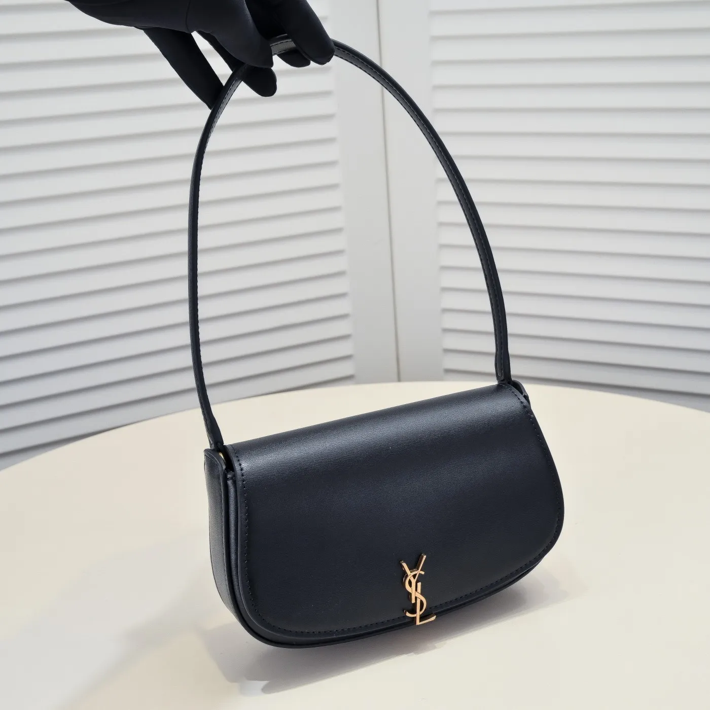 💰400￥sᴀɪɴᴛ ʟᴀᴜʀᴇɴᴛ [𝙑𝙊𝙇𝙏𝘼𝙄𝙍𝙀 ] 24 The latest Voltaire 𝙈𝙞𝙣𝙞 oval underarm backpack! Super chic minimalist design, showing the ultimate Saint Laurent French style, a very authentic retro feel that can be carried under the arm or on the back, the flip buckle is very novel ♥️If you have space, the Plus phone is completely stress-free, the front flip design 𝙇𝙀 𝘾𝘼𝙎𝙎𝘼𝙉𝘿𝙍𝙀 turn-buckle closure, leather-lined bronze accessories A flat bag! Simple and elegant, this is the easiest way for you to start. Item number: 8031 ​​Size: 21×11×4.5cm Shoulder strap height: 24