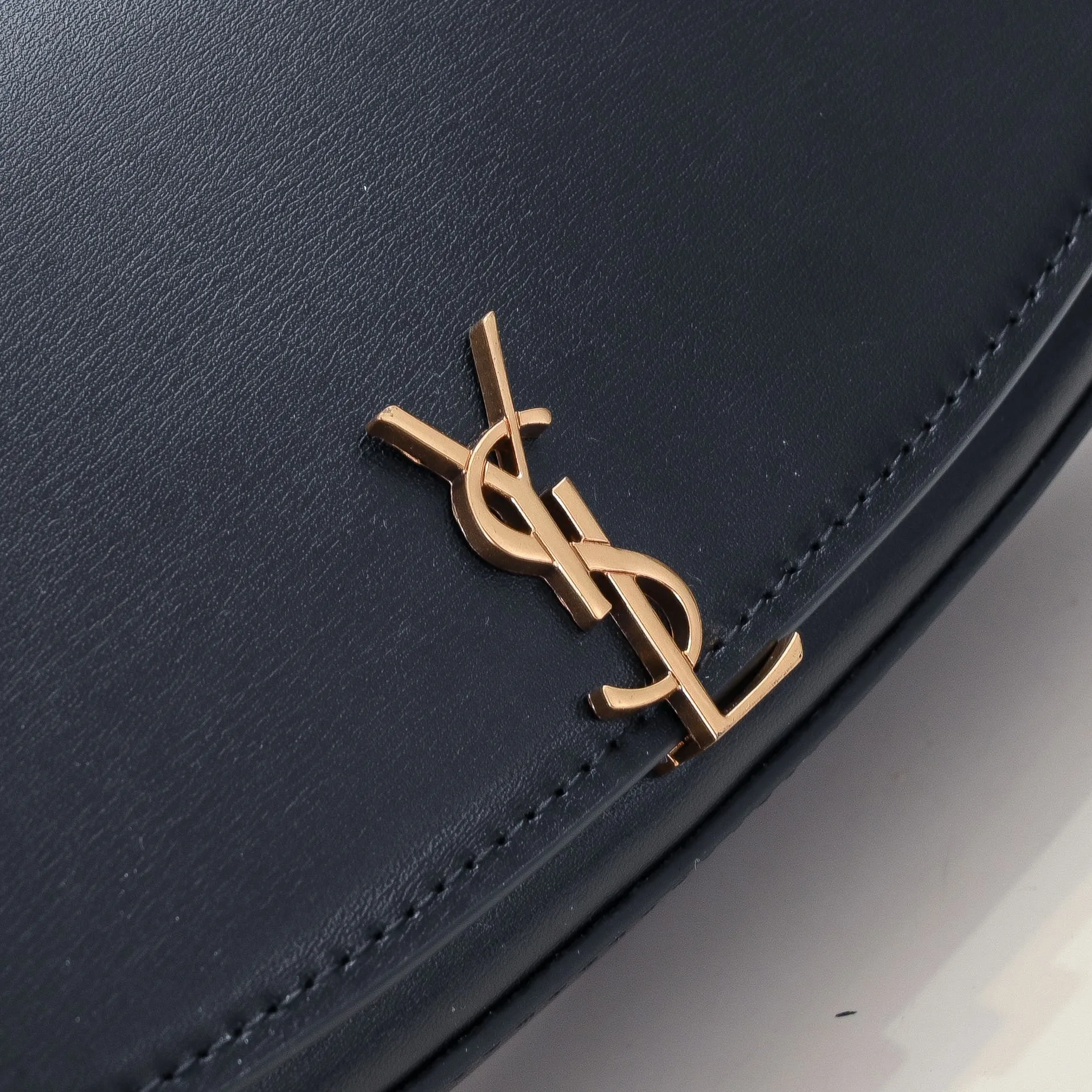 💰400￥sᴀɪɴᴛ ʟᴀᴜʀᴇɴᴛ [𝙑𝙊𝙇𝙏𝘼𝙄𝙍𝙀 ] 24 The latest Voltaire 𝙈𝙞𝙣𝙞 oval underarm backpack! Super chic minimalist design, showing the ultimate Saint Laurent French style, a very authentic retro feel that can be carried under the arm or on the back, the flip buckle is very novel ♥️If you have space, the Plus phone is completely stress-free, the front flip design 𝙇𝙀 𝘾𝘼𝙎𝙎𝘼𝙉𝘿𝙍𝙀 turn-buckle closure, leather-lined bronze accessories A flat bag! Simple and elegant, this is the easiest way for you to start. Item number: 8031 ​​Size: 21×11×4.5cm Shoulder strap height: 24
