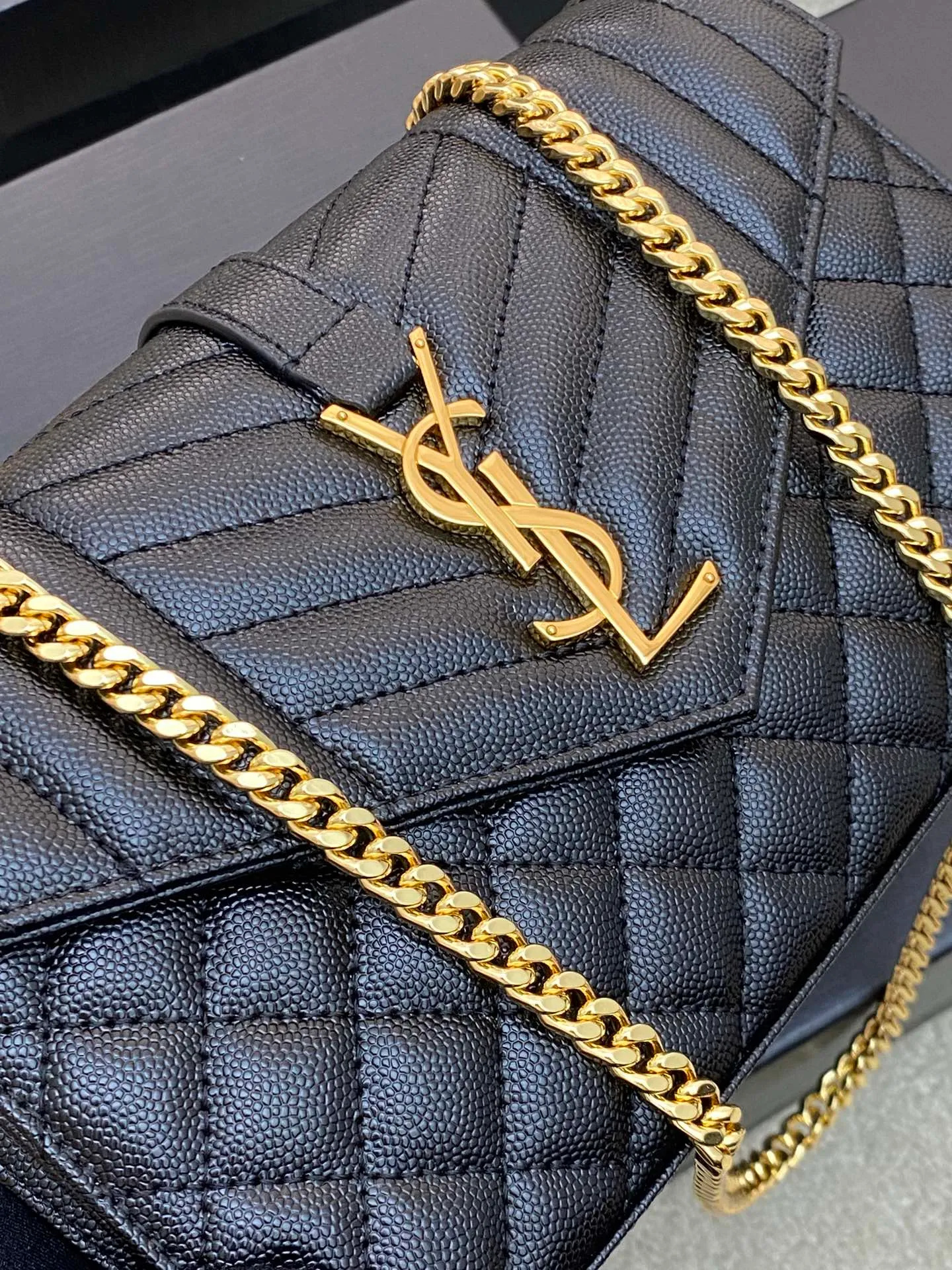 💰1300 black ball pattern/gold buckle 🌈YSL latest ENVELOPE Woc envelope bag ✉️Original caviar ball pattern, engraved inner zipper compartment, can be used as a clutch bag or as a shoulder bag. There are multiple card slots inside. Compact and practical 👍20220650 Model: 620280 [original leather] Size: 22.5x14x4cm