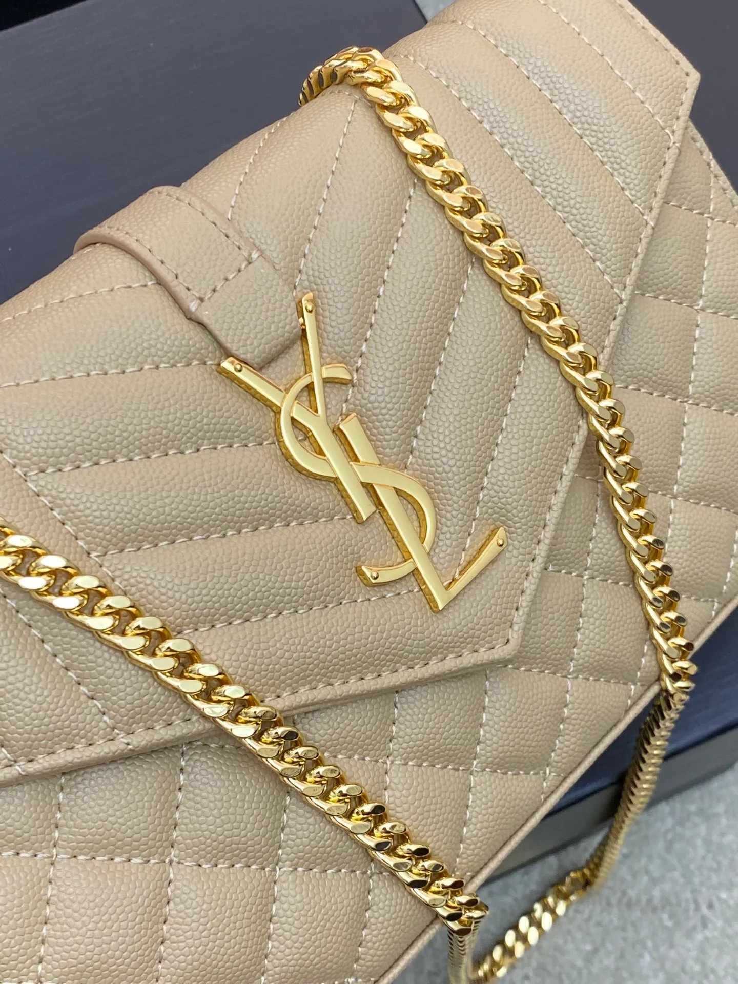 💰1300 Apricot ball pattern/gold buckle 🌈YSL latest ENVELOPE Woc envelope bag ✉️Original caviar ball pattern, engraved inner zipper compartment, can be used as a clutch bag or as a shoulder bag. There are multiple card slots inside. Compact and practical 👍20220650 Model: 620280 [original leather] Size: 22.5x14x4cm