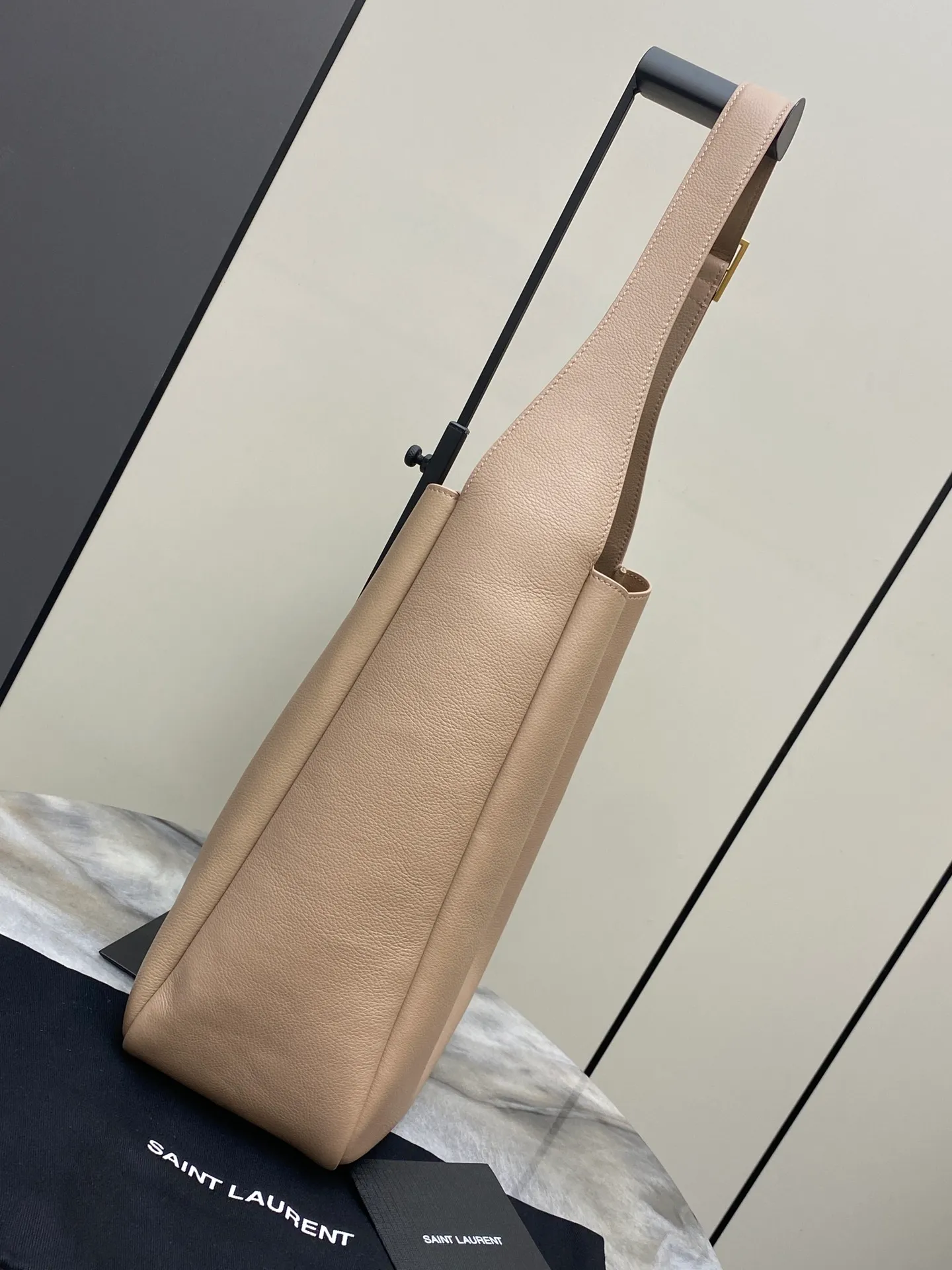 💰1900 rose sand plain/antique gold 🌈LE5A7 large smooth leather soft handbag, the same style as the Korean star Hobo!! This year’s extremely popular armpit bag Y family is late but it’s here! ! The outline of the bag is simple and three-dimensional, and it looks stiff but not too sharp. Paired with the brand's iconic plug-in buckle, the overall look gives it a unique temperament that is both classic and elegant, yet also fashionable and modern. 20230950 Model: 753837 [original leather] Size: 30x31x13cm
