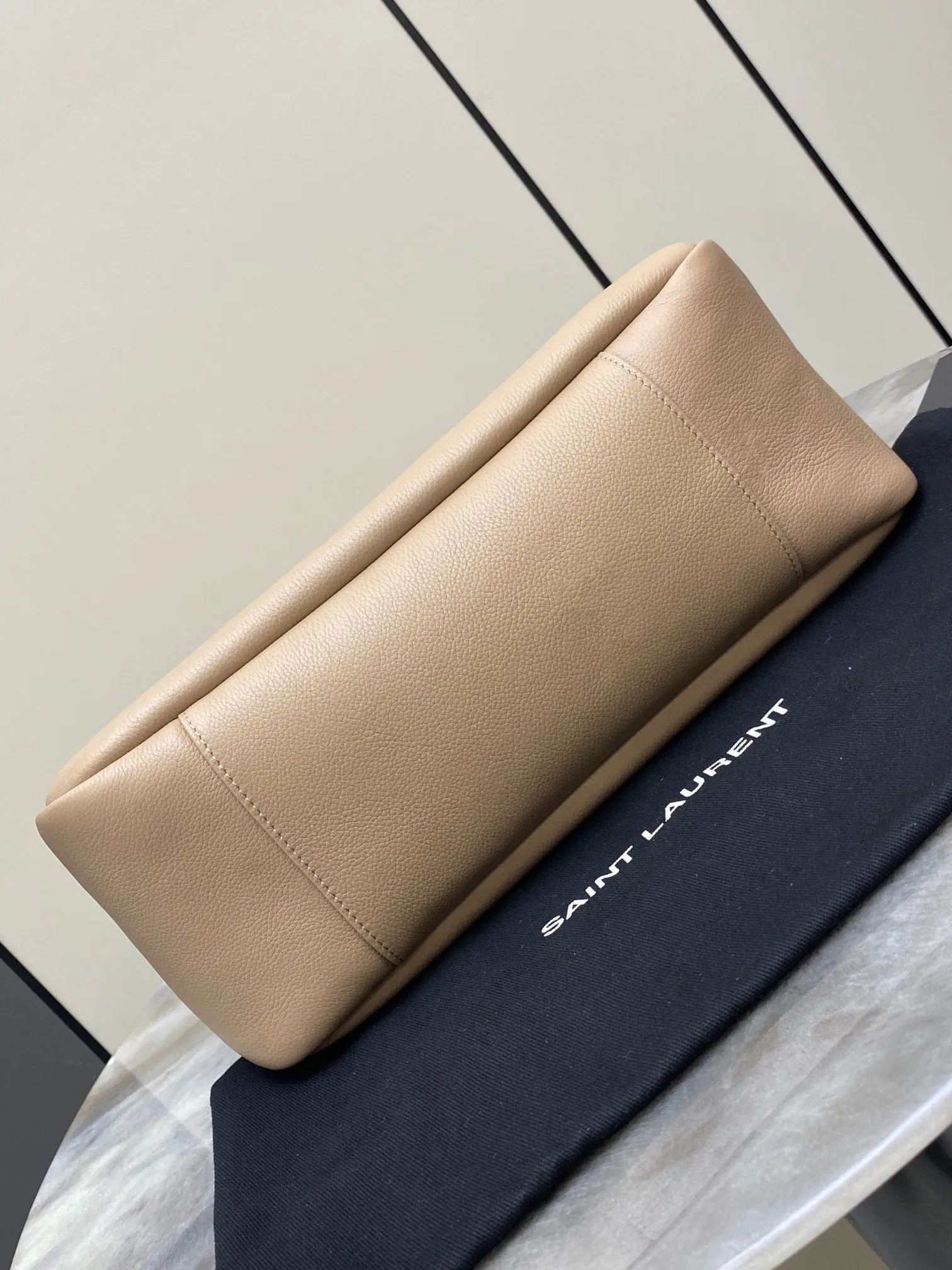 💰1900 rose sand plain/antique gold 🌈LE5A7 large smooth leather soft handbag, the same style as the Korean star Hobo!! This year’s extremely popular armpit bag Y family is late but it’s here! ! The outline of the bag is simple and three-dimensional, and it looks stiff but not too sharp. Paired with the brand's iconic plug-in buckle, the overall look gives it a unique temperament that is both classic and elegant, yet also fashionable and modern. 20230950 Model: 753837 [original leather] Size: 30x31x13cm