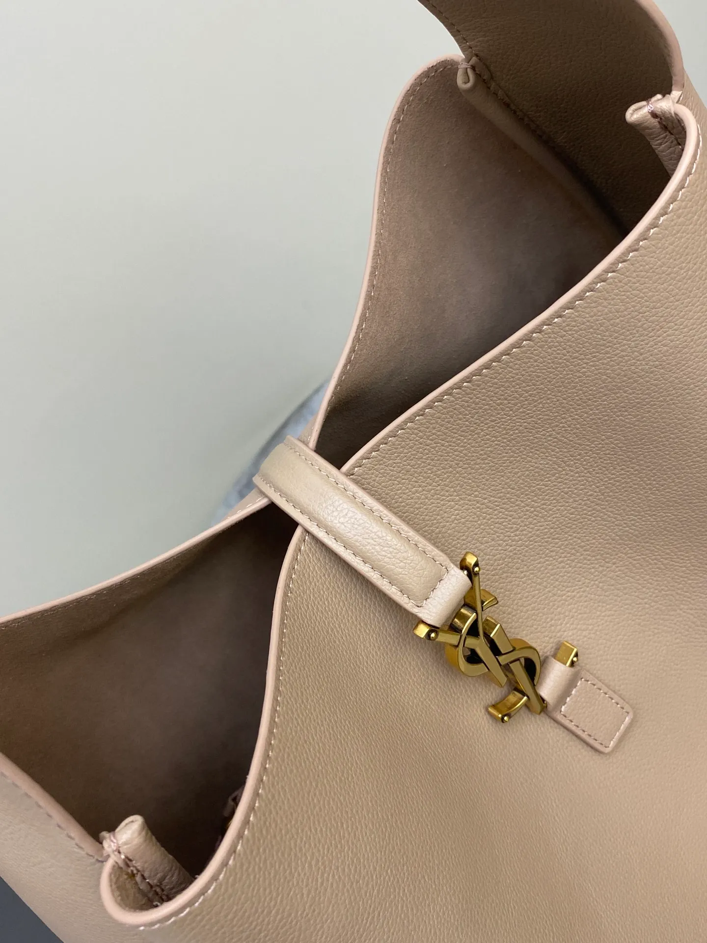 💰1900 rose sand plain/antique gold 🌈LE5A7 large smooth leather soft handbag, the same style as the Korean star Hobo!! This year’s extremely popular armpit bag Y family is late but it’s here! ! The outline of the bag is simple and three-dimensional, and it looks stiff but not too sharp. Paired with the brand's iconic plug-in buckle, the overall look gives it a unique temperament that is both classic and elegant, yet also fashionable and modern. 20230950 Model: 753837 [original leather] Size: 30x31x13cm