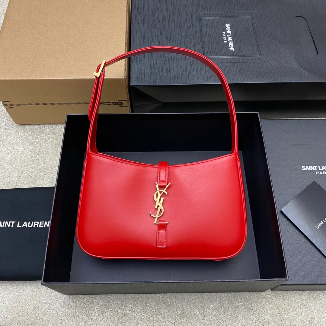 Red plain weave/gold buckle 🌈2022 spring and summer new armpit bag 🔥One of this year’s treasure bags 👍Minimalist shape + metal logo buckle opening and closing design Adjustable shoulder strap Simple, beautiful and high-end feel The bag is light and easy to match The wife is so beautiful✨The bag has sufficient capacity💋20220680 Model: 657228 [Original leather] Size: 24.5*14*6cm