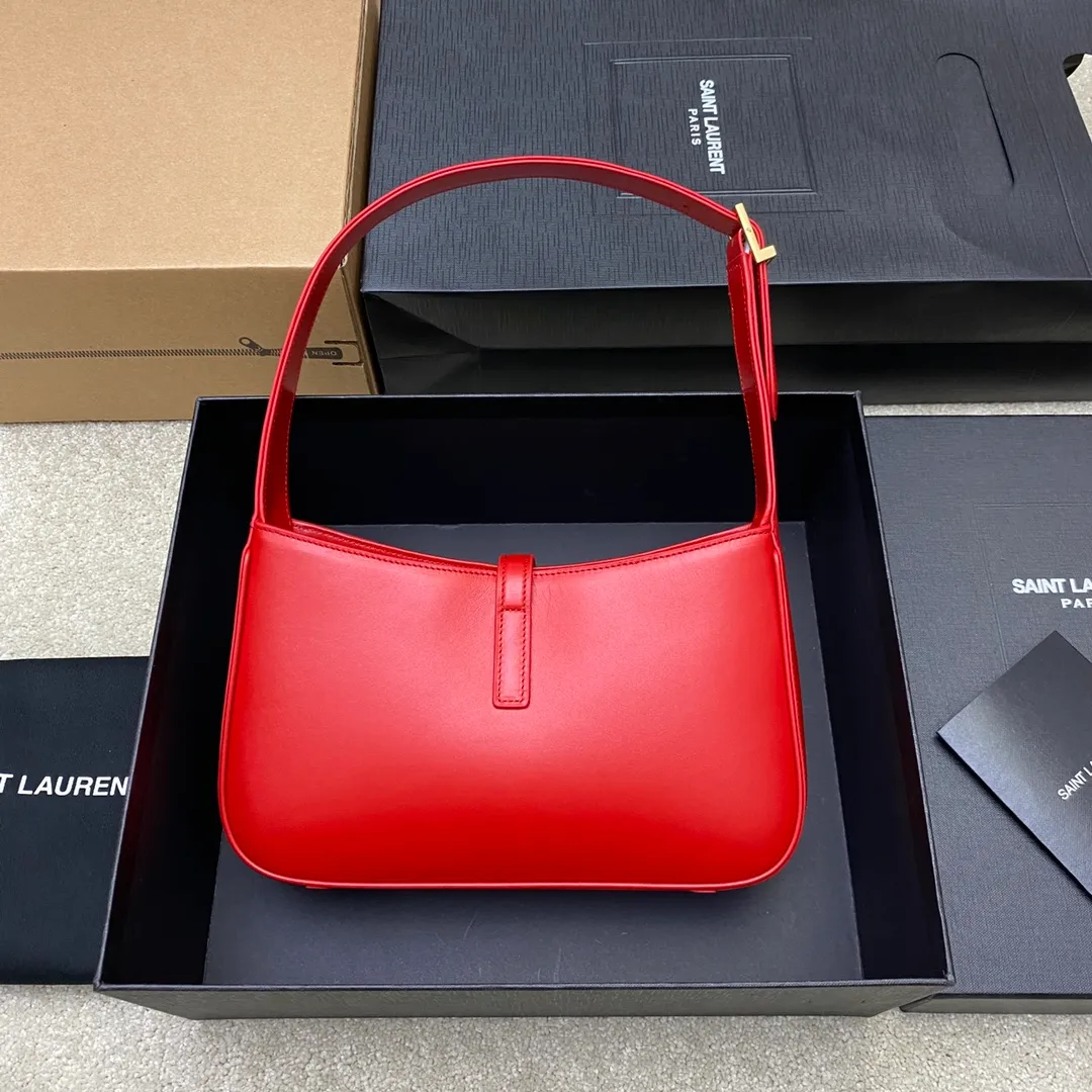 Red plain weave/gold buckle 🌈2022 spring and summer new armpit bag 🔥One of this year’s treasure bags 👍Minimalist shape + metal logo buckle opening and closing design Adjustable shoulder strap Simple, beautiful and high-end feel The bag is light and easy to match The wife is so beautiful✨The bag has sufficient capacity💋20220680 Model: 657228 [Original leather] Size: 24.5*14*6cm
