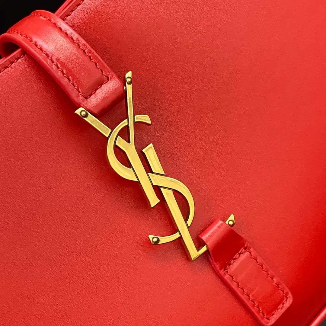 Red plain weave/gold buckle 🌈2022 spring and summer new armpit bag 🔥One of this year’s treasure bags 👍Minimalist shape + metal logo buckle opening and closing design Adjustable shoulder strap Simple, beautiful and high-end feel The bag is light and easy to match The wife is so beautiful✨The bag has sufficient capacity💋20220680 Model: 657228 [Original leather] Size: 24.5*14*6cm