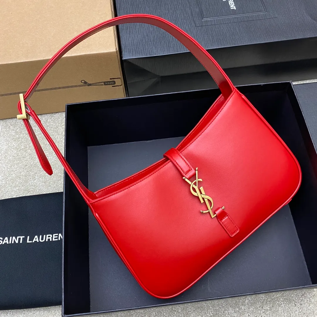 Red plain weave/gold buckle 🌈2022 spring and summer new armpit bag 🔥One of this year’s treasure bags 👍Minimalist shape + metal logo buckle opening and closing design Adjustable shoulder strap Simple, beautiful and high-end feel The bag is light and easy to match The wife is so beautiful✨The bag has sufficient capacity💋20220680 Model: 657228 [Original leather] Size: 24.5*14*6cm