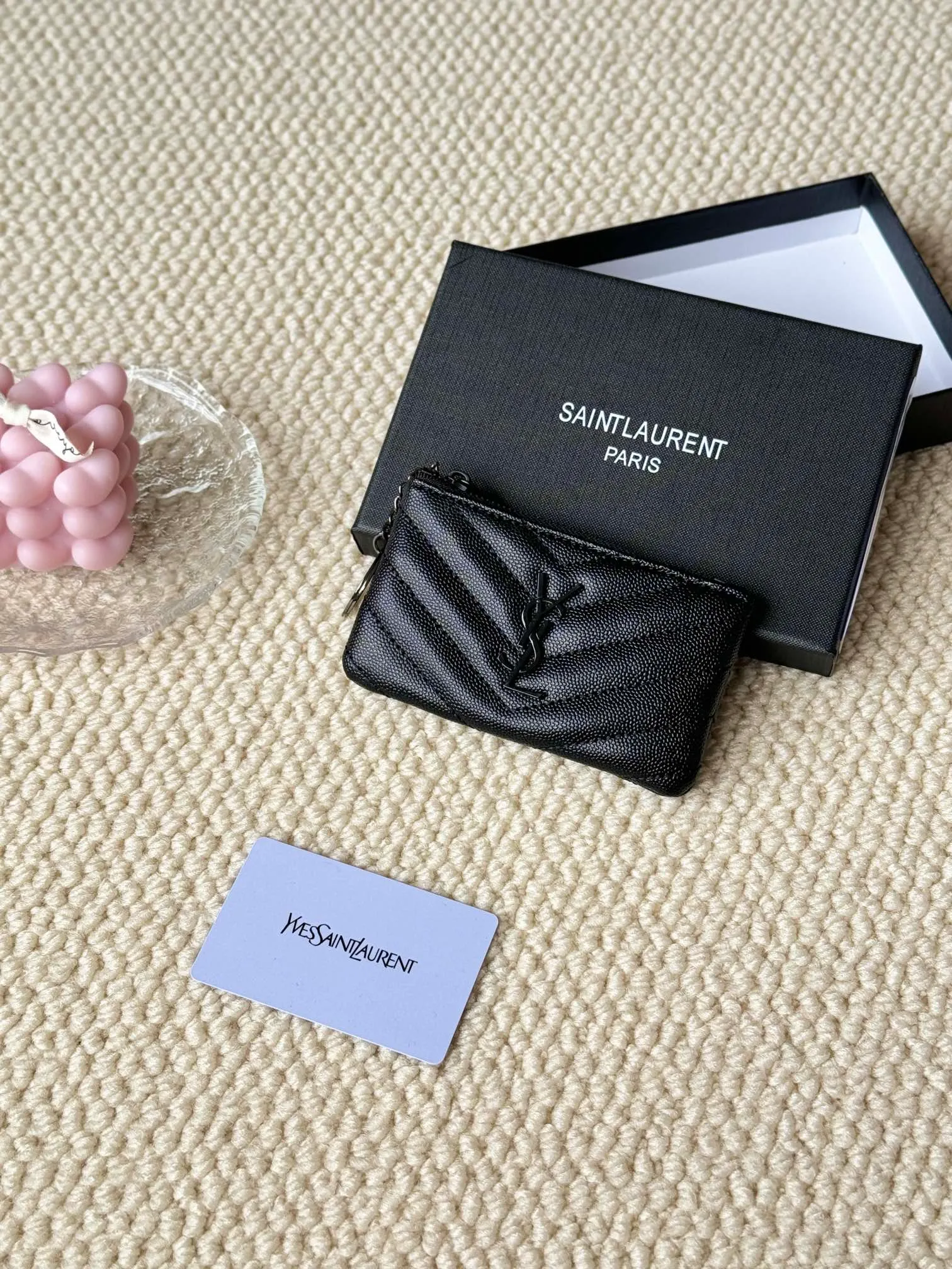 💰140 The first key bag in the ysl series, a V-shaped chain bag, matching key ring, grosgrain lining, and exquisite hardware make this small leather goods particularly good. It can be used as a key bag or coin purse, suitable for men and women. Great for giving as a gift or for personal use! Style number: 438386 Size: 13x7.5x2cm