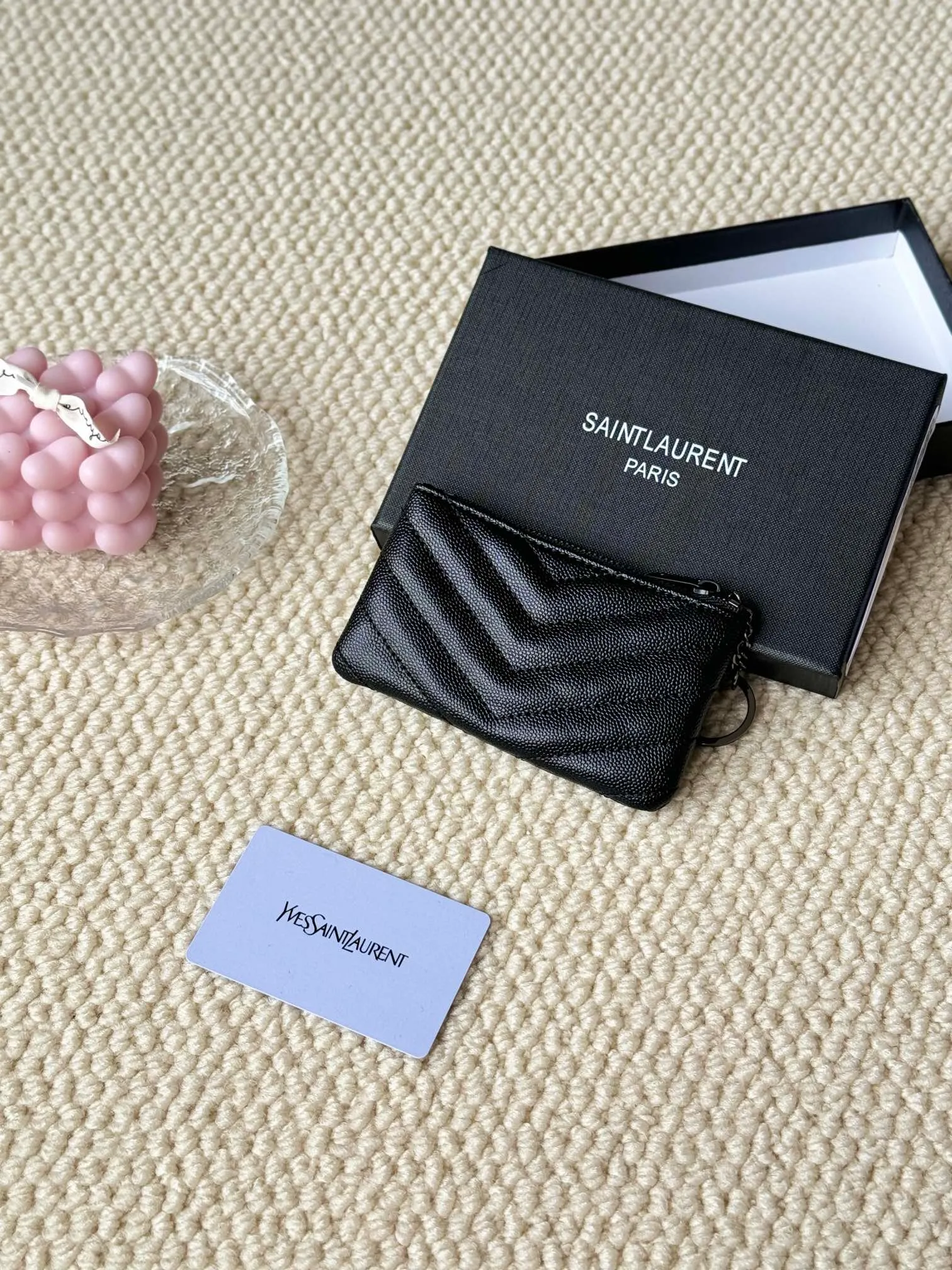 💰140 The first key bag in the ysl series, a V-shaped chain bag, matching key ring, grosgrain lining, and exquisite hardware make this small leather goods particularly good. It can be used as a key bag or coin purse, suitable for men and women. Great for giving as a gift or for personal use! Style number: 438386 Size: 13x7.5x2cm
