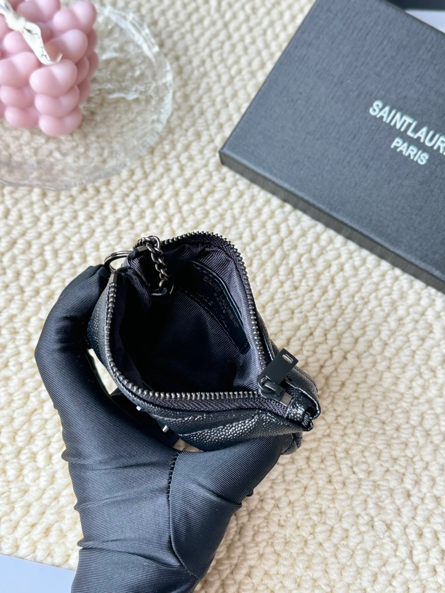 💰140 The first key bag in the ysl series, a V-shaped chain bag, matching key ring, grosgrain lining, and exquisite hardware make this small leather goods particularly good. It can be used as a key bag or coin purse, suitable for men and women. Great for giving as a gift or for personal use! Style number: 438386 Size: 13x7.5x2cm
