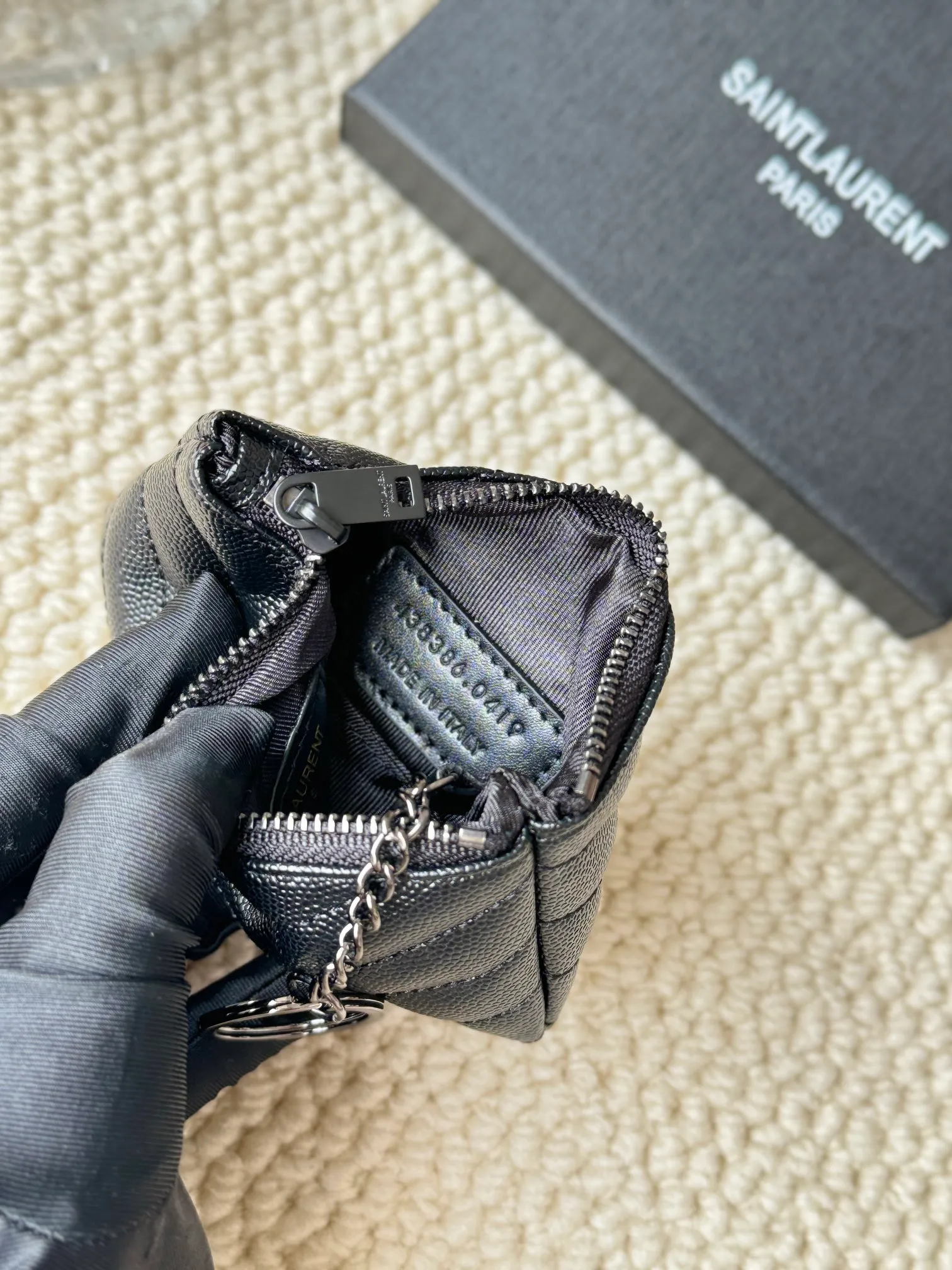 💰140 The first key bag in the ysl series, a V-shaped chain bag, matching key ring, grosgrain lining, and exquisite hardware make this small leather goods particularly good. It can be used as a key bag or coin purse, suitable for men and women. Great for giving as a gift or for personal use! Style number: 438386 Size: 13x7.5x2cm
