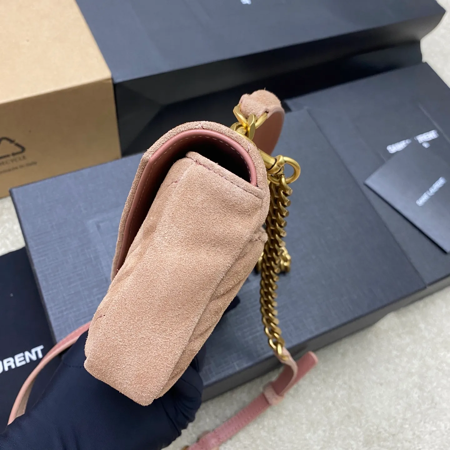 Matte pink/antique gold 🌈The new College frosted leather mini messenger bag😘The multi-functional item is equipped with a top handle and a detachable leather spliced ​​chain long shoulder strap. It is classic and more casual. It has various concave shapes and is recommended for everyone! The retro waxed leather is really super nice👍20250690 Style number: 779430 [original leather] Size: 20x13x3cm