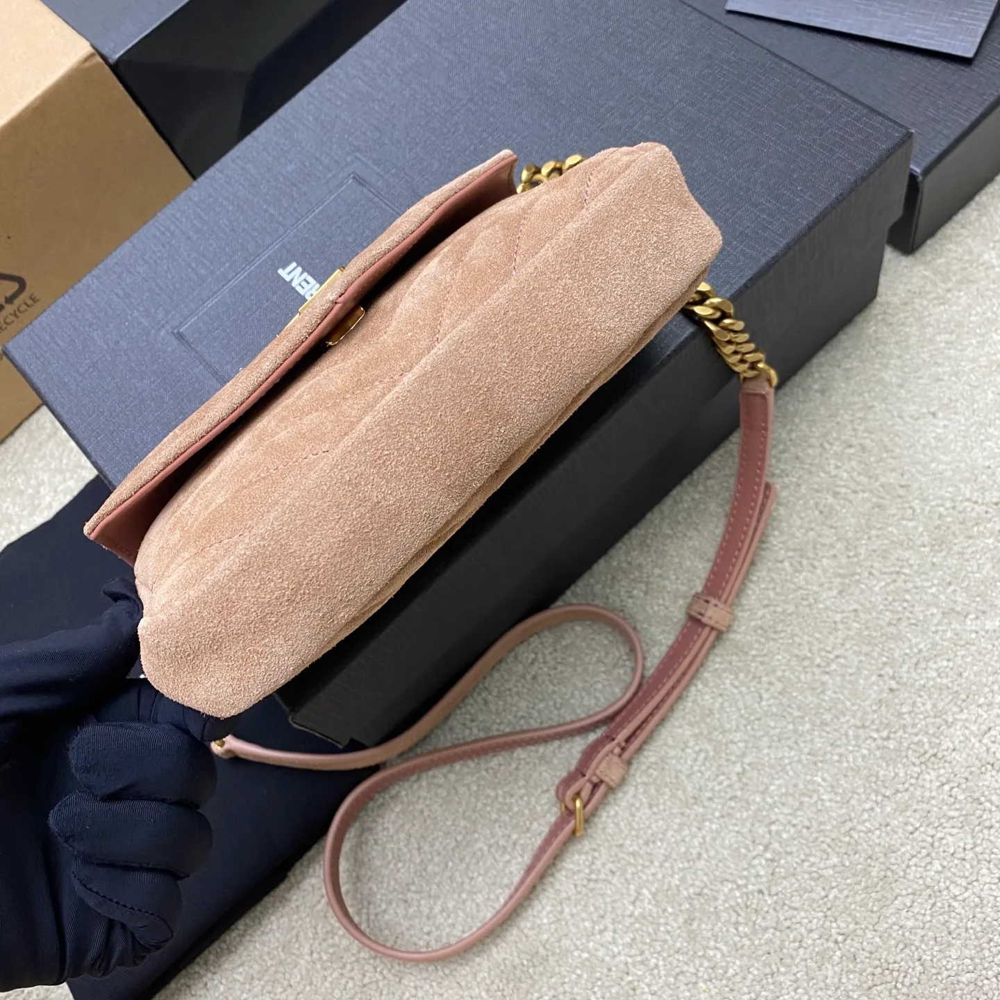 Matte pink/antique gold 🌈The new College frosted leather mini messenger bag😘The multi-functional item is equipped with a top handle and a detachable leather spliced ​​chain long shoulder strap. It is classic and more casual. It has various concave shapes and is recommended for everyone! The retro waxed leather is really super nice👍20250690 Style number: 779430 [original leather] Size: 20x13x3cm