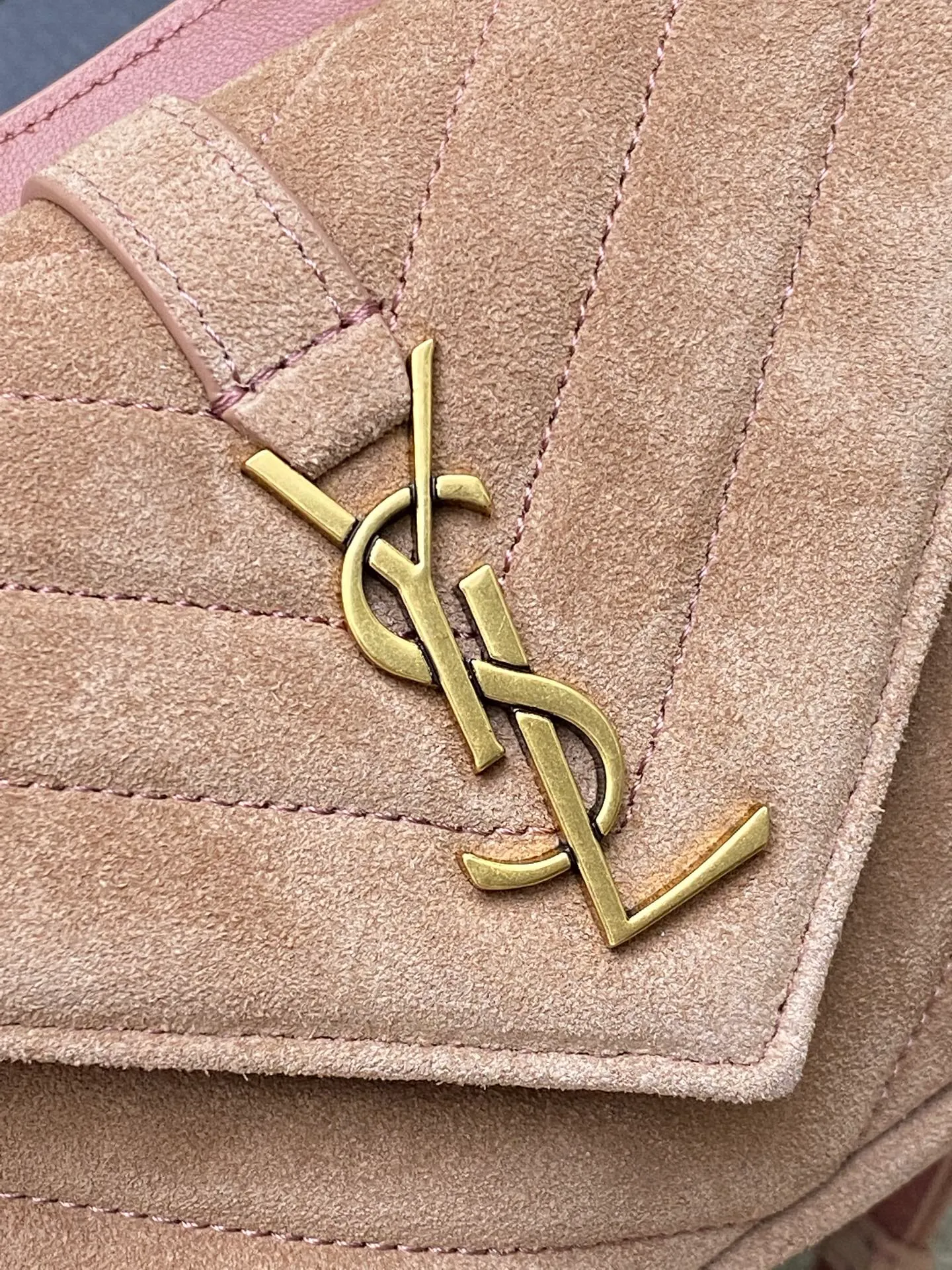 Matte pink/antique gold 🌈The new College frosted leather mini messenger bag😘The multi-functional item is equipped with a top handle and a detachable leather spliced ​​chain long shoulder strap. It is classic and more casual. It has various concave shapes and is recommended for everyone! The retro waxed leather is really super nice👍20250690 Style number: 779430 [original leather] Size: 20x13x3cm