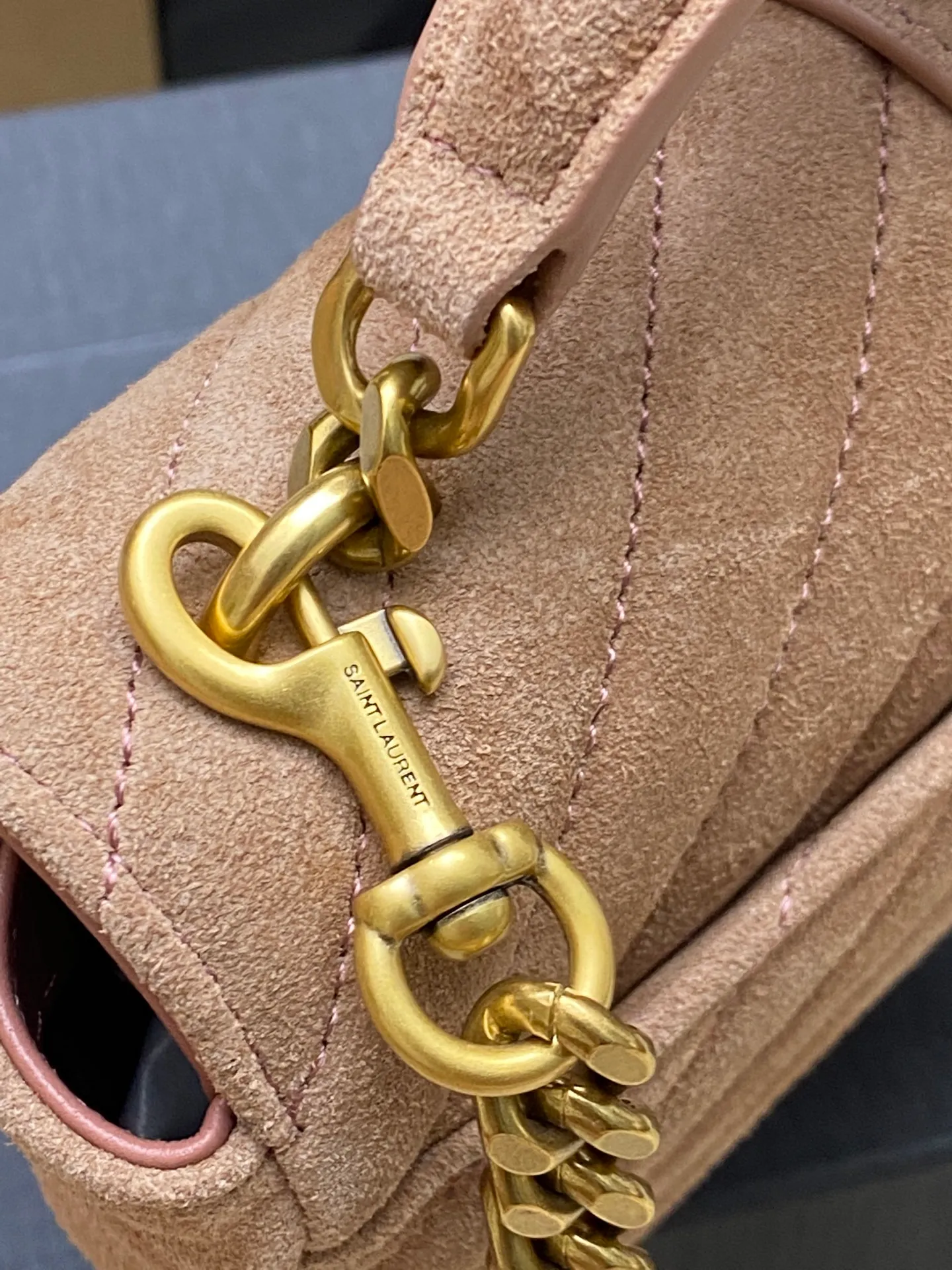 Matte pink/antique gold 🌈The new College frosted leather mini messenger bag😘The multi-functional item is equipped with a top handle and a detachable leather spliced ​​chain long shoulder strap. It is classic and more casual. It has various concave shapes and is recommended for everyone! The retro waxed leather is really super nice👍20250690 Style number: 779430 [original leather] Size: 20x13x3cm
