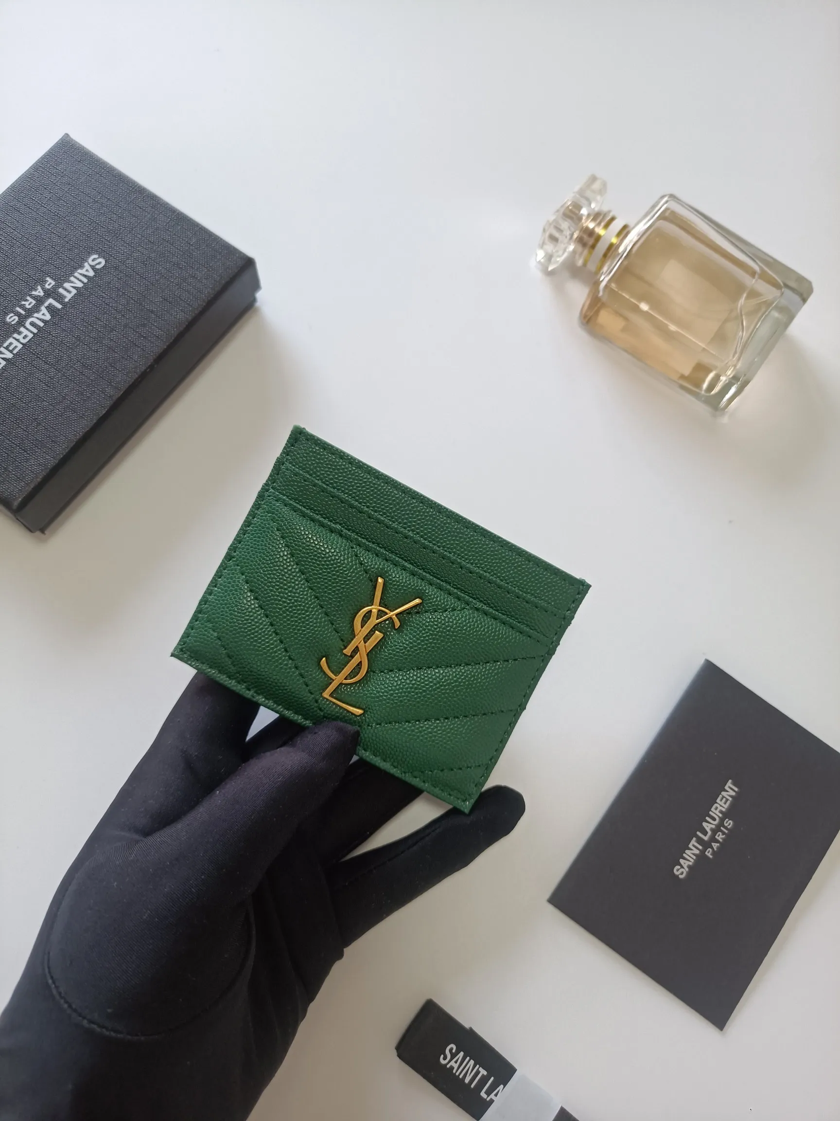 💰90 Yves Saint Laurent new product shipped👉Genuine pickup bag, cowhide ball pattern🎀Sheep pattern microfiber lining, jacquard stitching genuine leather credit card holder, metal interlocking YSL logo original single-pair hardware, replica details😋Style number: 423291😎Dimensions: 10.5×7.5×0.5cm