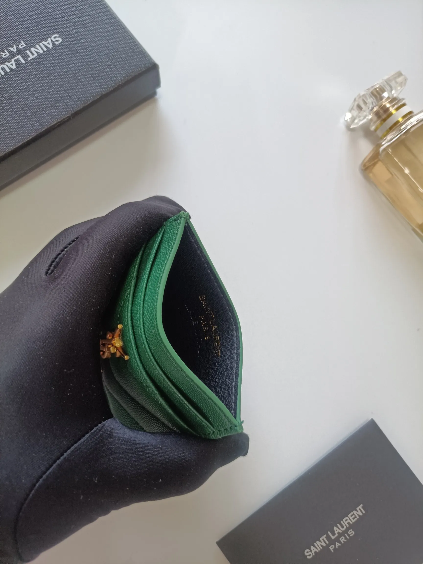💰90 Yves Saint Laurent new product shipped👉Genuine pickup bag, cowhide ball pattern🎀Sheep pattern microfiber lining, jacquard stitching genuine leather credit card holder, metal interlocking YSL logo original single-pair hardware, replica details😋Style number: 423291😎Dimensions: 10.5×7.5×0.5cm
