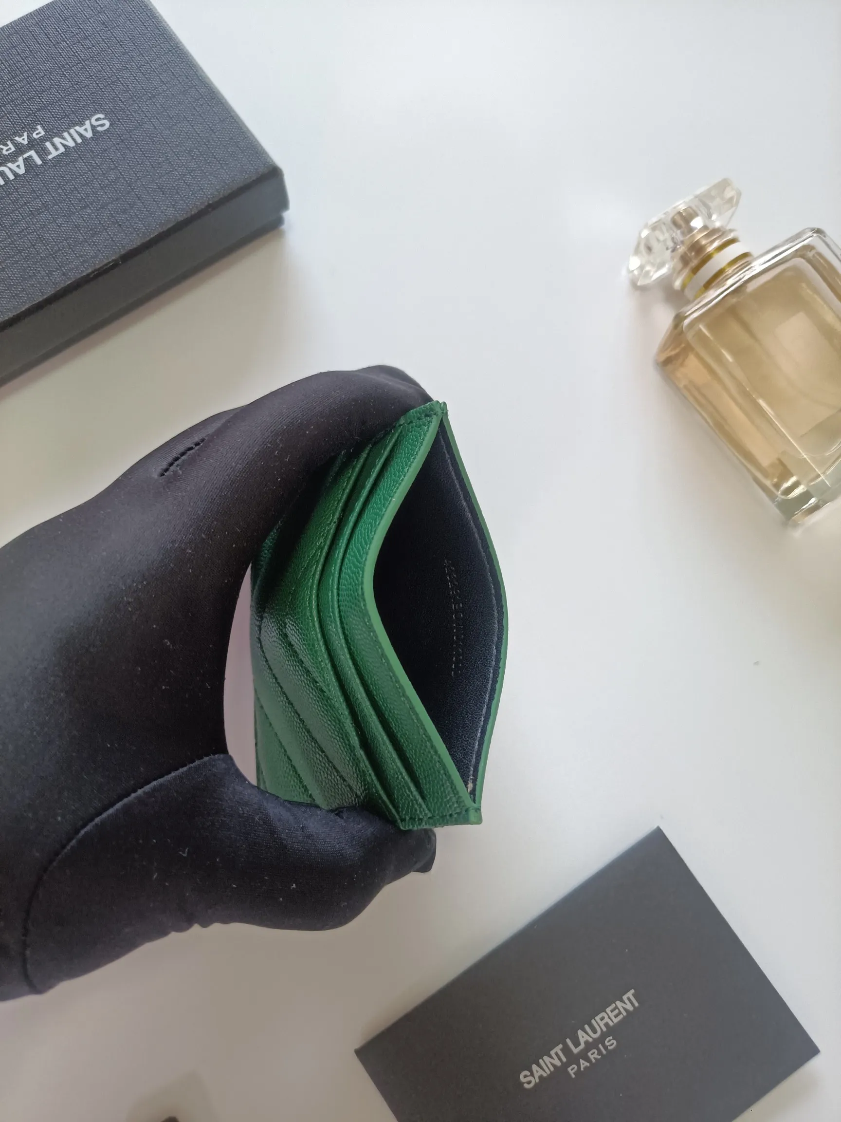 💰90 Yves Saint Laurent new product shipped👉Genuine pickup bag, cowhide ball pattern🎀Sheep pattern microfiber lining, jacquard stitching genuine leather credit card holder, metal interlocking YSL logo original single-pair hardware, replica details😋Style number: 423291😎Dimensions: 10.5×7.5×0.5cm
