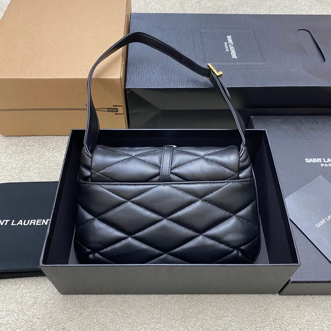 p1560 Premium original black sheepskin/gold 🌈LE 57 series quilted armpit bag. These days, if you don’t have an armpit bag, you’d be embarrassed to say you’re a trendy person, right? The entire bag adopts diamond-shaped quilting technology, and the metal logo decoration on the front adds a finishing touch. Exquisite workmanship and romantic sentiment meet and blend! The original Italian lamb leather feels soft and comfortable, so soft that I always want to wear it! For banquets, it can be worn with any outfit. It can be used casually or as a goddess. It is a versatile tool👍20220650 Model: 698567 [original leather] Size: 24×18×5.5cm