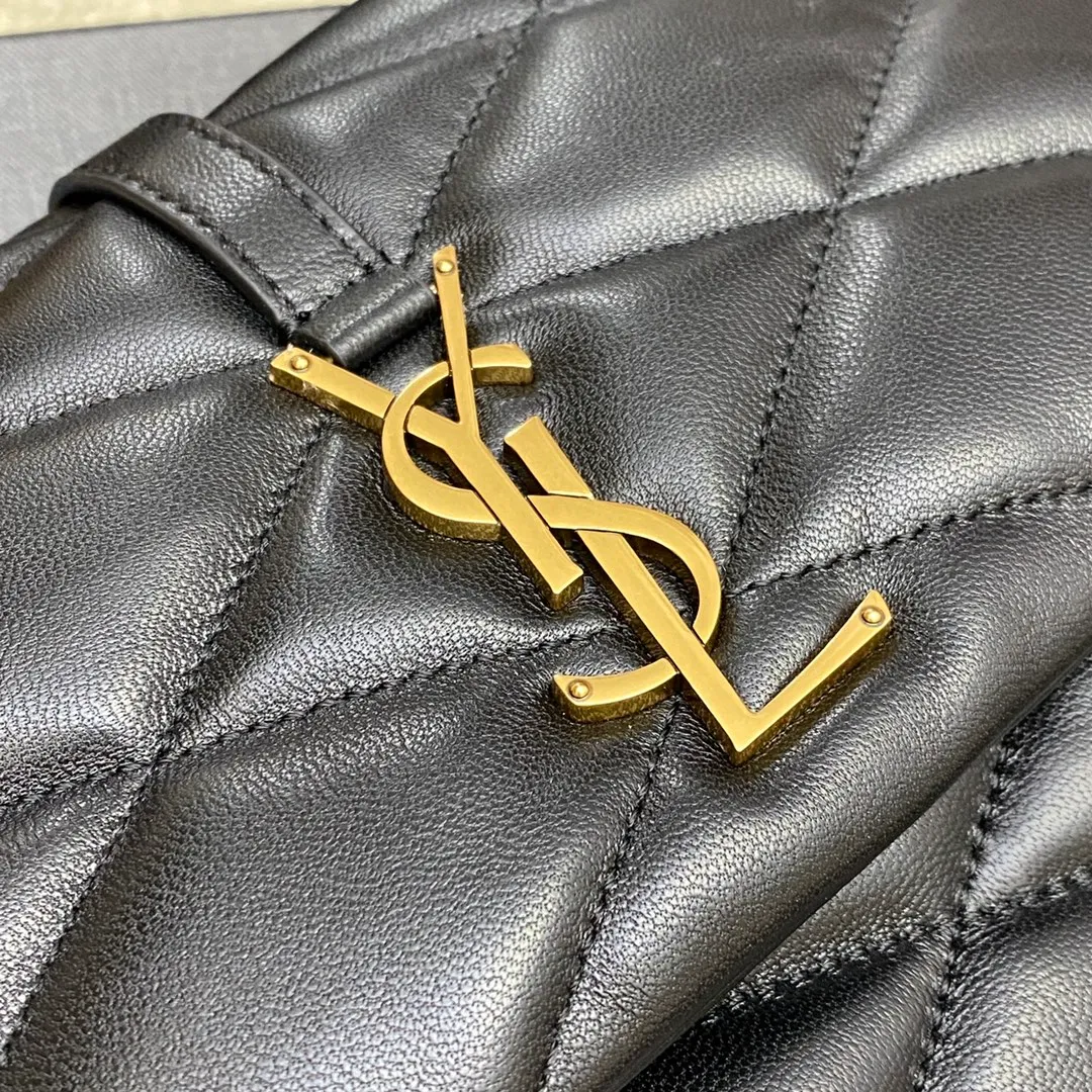 p1560 Premium original black sheepskin/gold 🌈LE 57 series quilted armpit bag. These days, if you don’t have an armpit bag, you’d be embarrassed to say you’re a trendy person, right? The entire bag adopts diamond-shaped quilting technology, and the metal logo decoration on the front adds a finishing touch. Exquisite workmanship and romantic sentiment meet and blend! The original Italian lamb leather feels soft and comfortable, so soft that I always want to wear it! For banquets, it can be worn with any outfit. It can be used casually or as a goddess. It is a versatile tool👍20220650 Model: 698567 [original leather] Size: 24×18×5.5cm