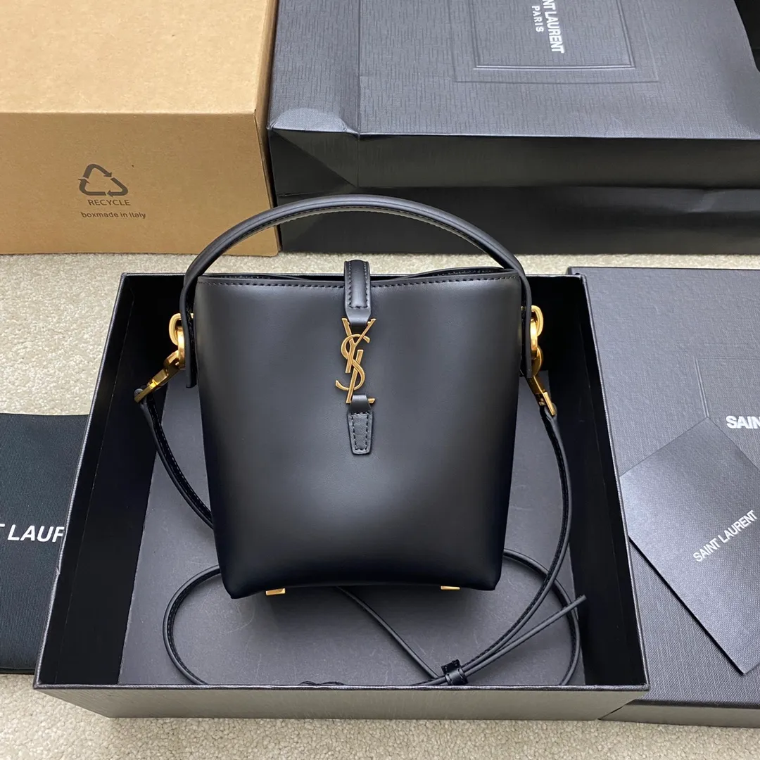 💰1500 🌈New LE 37 mini glossy leather handbag, super nice bucket bag with handle_New bag type, made of original Italian calfskin, the bag has a simple and three-dimensional outline, looks stiff but not too sharp, there is a metal foot nail at the bottom, with a classic iconic metal logo plug-in buckle, the whole gives a unique temperament that is both classic and elegant, but also very fashionable and modern😍20230750 Model: 765870 [original leather] Size: 15×13×6cm