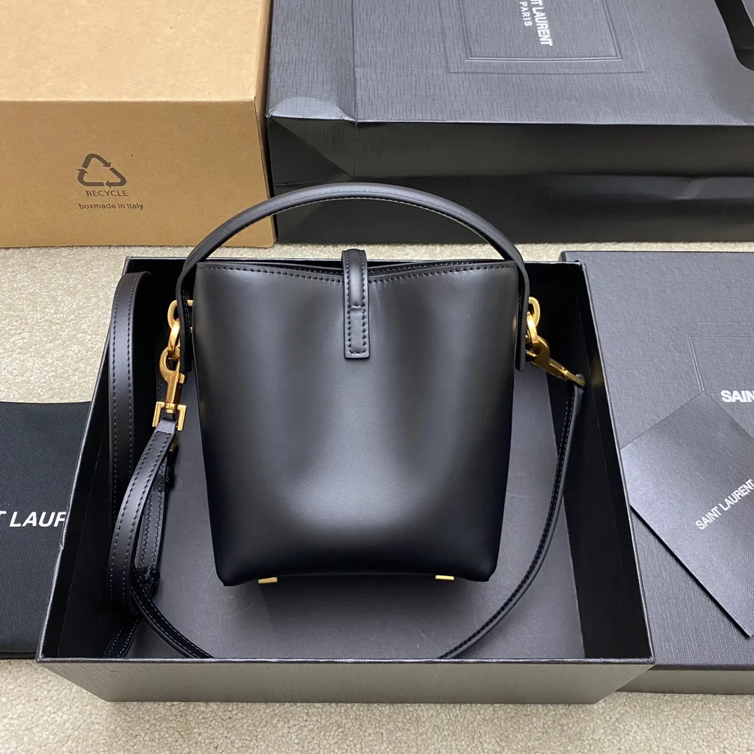 💰1500 🌈New LE 37 mini glossy leather handbag, super nice bucket bag with handle_New bag type, made of original Italian calfskin, the bag has a simple and three-dimensional outline, looks stiff but not too sharp, there is a metal foot nail at the bottom, with a classic iconic metal logo plug-in buckle, the whole gives a unique temperament that is both classic and elegant, but also very fashionable and modern😍20230750 Model: 765870 [original leather] Size: 15×13×6cm