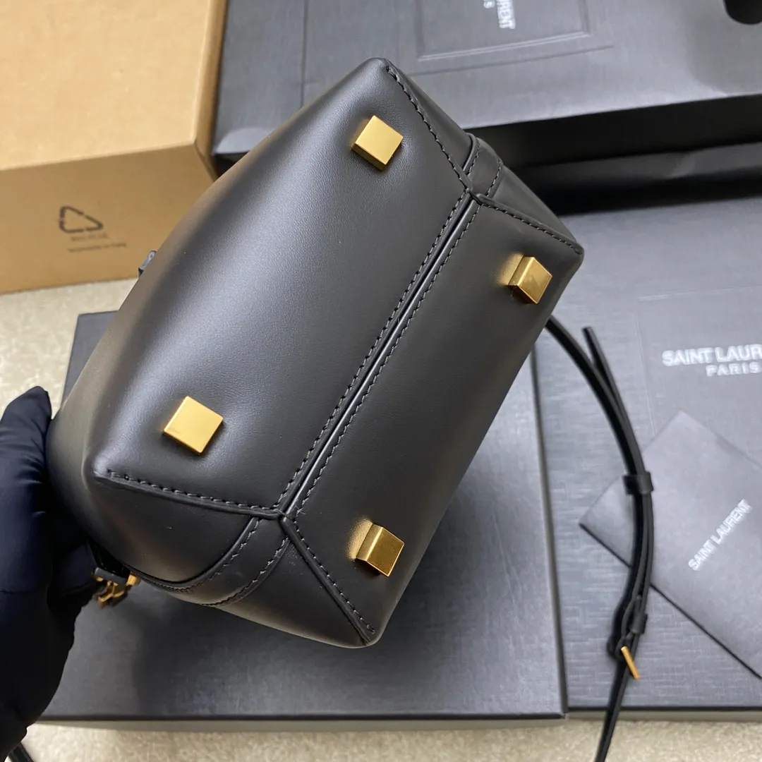 💰1500 🌈New LE 37 mini glossy leather handbag, super nice bucket bag with handle_New bag type, made of original Italian calfskin, the bag has a simple and three-dimensional outline, looks stiff but not too sharp, there is a metal foot nail at the bottom, with a classic iconic metal logo plug-in buckle, the whole gives a unique temperament that is both classic and elegant, but also very fashionable and modern😍20230750 Model: 765870 [original leather] Size: 15×13×6cm