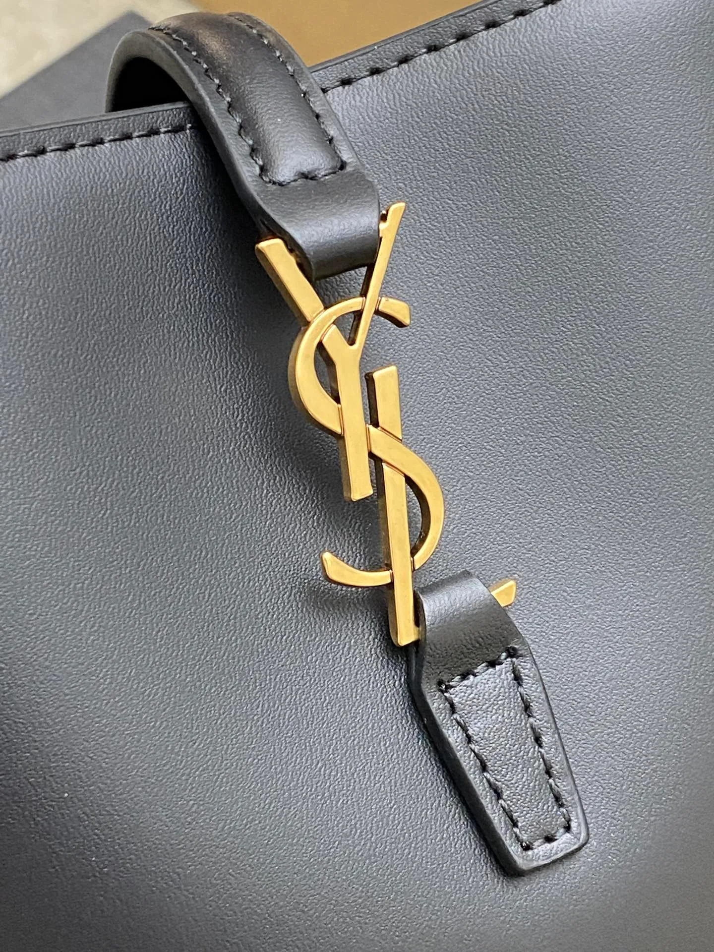 💰1500 🌈New LE 37 mini glossy leather handbag, super nice bucket bag with handle_New bag type, made of original Italian calfskin, the bag has a simple and three-dimensional outline, looks stiff but not too sharp, there is a metal foot nail at the bottom, with a classic iconic metal logo plug-in buckle, the whole gives a unique temperament that is both classic and elegant, but also very fashionable and modern😍20230750 Model: 765870 [original leather] Size: 15×13×6cm