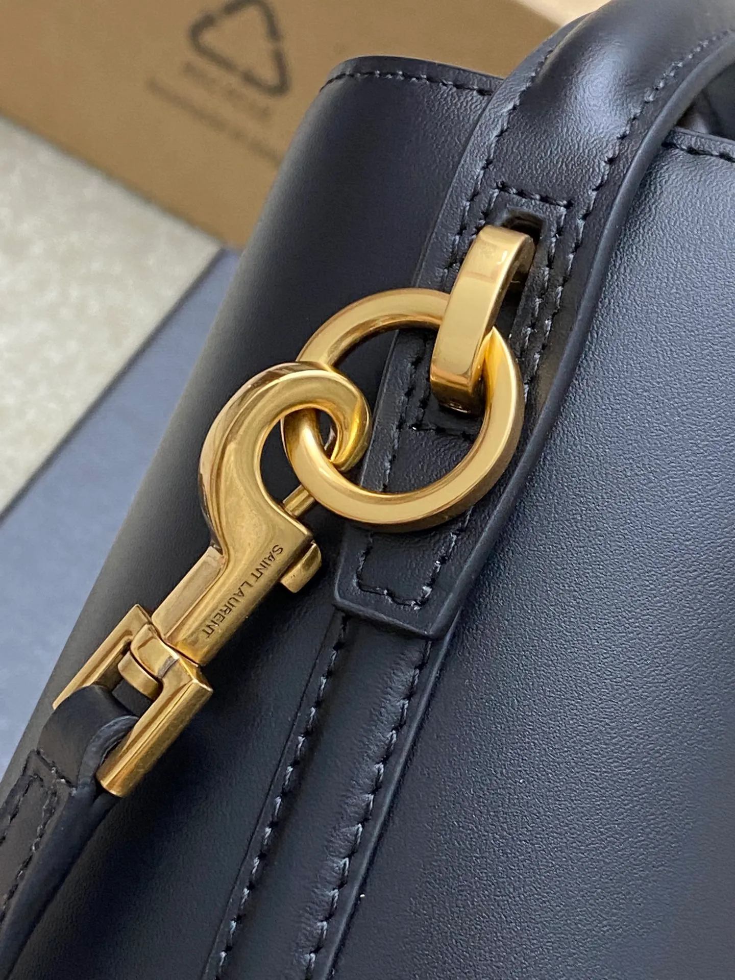 💰1500 🌈New LE 37 mini glossy leather handbag, super nice bucket bag with handle_New bag type, made of original Italian calfskin, the bag has a simple and three-dimensional outline, looks stiff but not too sharp, there is a metal foot nail at the bottom, with a classic iconic metal logo plug-in buckle, the whole gives a unique temperament that is both classic and elegant, but also very fashionable and modern😍20230750 Model: 765870 [original leather] Size: 15×13×6cm