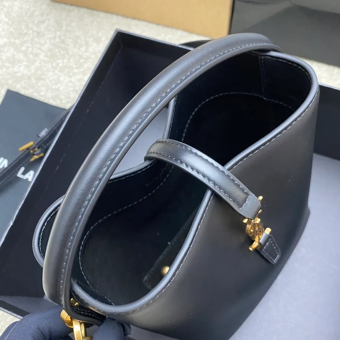 💰1500 🌈New LE 37 mini glossy leather handbag, super nice bucket bag with handle_New bag type, made of original Italian calfskin, the bag has a simple and three-dimensional outline, looks stiff but not too sharp, there is a metal foot nail at the bottom, with a classic iconic metal logo plug-in buckle, the whole gives a unique temperament that is both classic and elegant, but also very fashionable and modern😍20230750 Model: 765870 [original leather] Size: 15×13×6cm