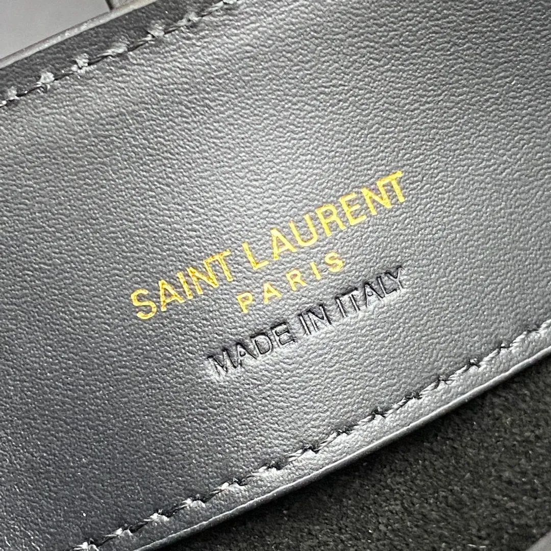 💰1500 🌈New LE 37 mini glossy leather handbag, super nice bucket bag with handle_New bag type, made of original Italian calfskin, the bag has a simple and three-dimensional outline, looks stiff but not too sharp, there is a metal foot nail at the bottom, with a classic iconic metal logo plug-in buckle, the whole gives a unique temperament that is both classic and elegant, but also very fashionable and modern😍20230750 Model: 765870 [original leather] Size: 15×13×6cm