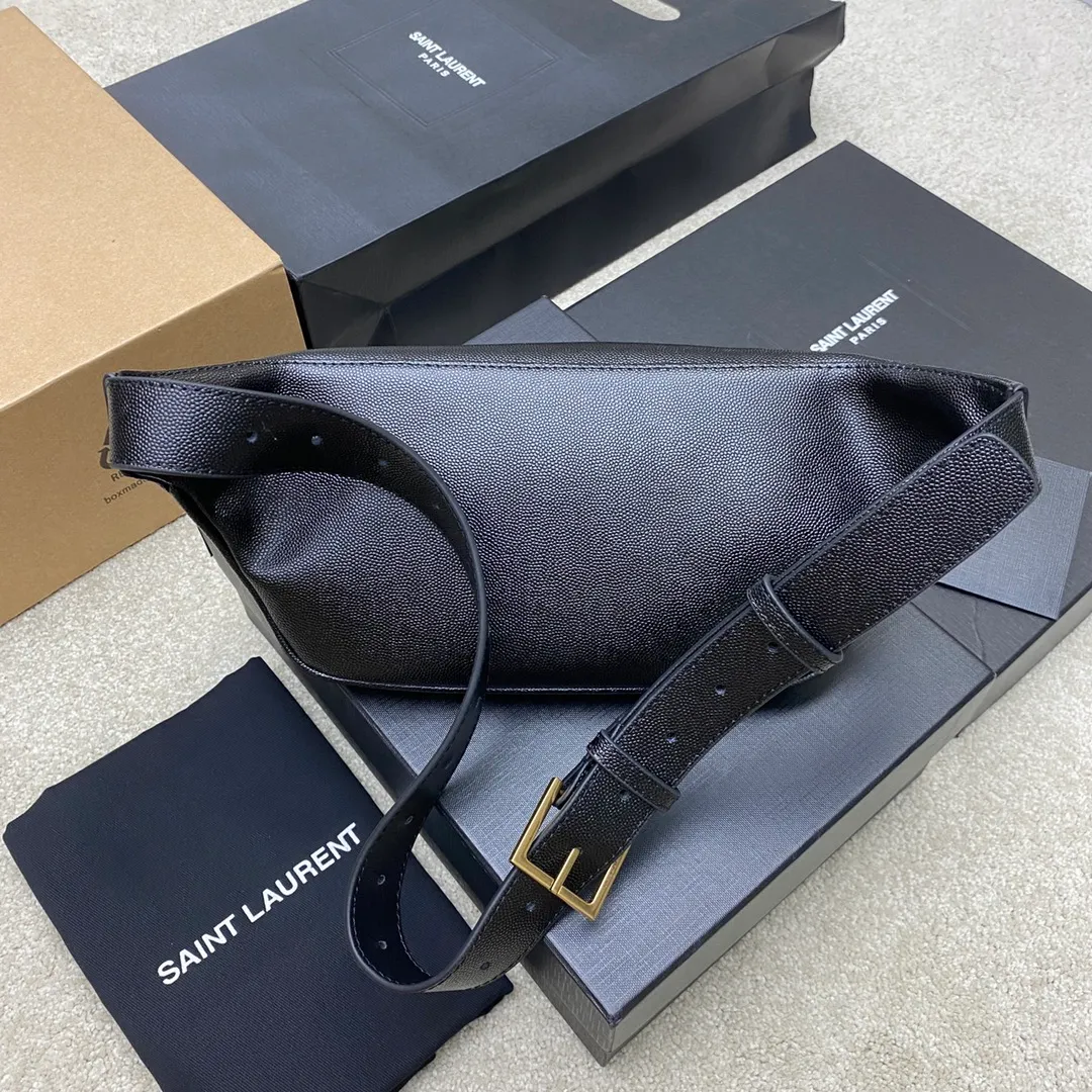 💰1240 black ball pattern/gold (waist bag) 🌈The latest big logo waist bag from Y's counter👑Using high-grade caviar leather pattern, customized exclusive hardware, exclusive to the market😎The shape is the original semi-circular bag body, and the leather shoulder strap is equipped with an adjustment buckle, suitable for both fat and thin! It can also be adjusted into a chest bag or crossbody bag [Celebration], which increases the functionality of the bag! There are no other compartments in the bag except for 3 card slots and a cash slot, so you can use it casually without any constraints👍20240630 Model: 569737 [original leather] Size: 25x14x3.5cm