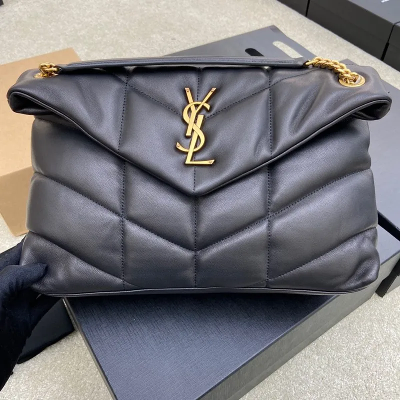Black sheepskin/antique gold 🌈𝑳𝑶𝑼𝑳𝑶𝑼 𝑷𝑼𝑭𝑭𝑬𝑹 Large quilted lambskin bag, made of genuine genuine leather, feels soft and delicate, like embracing clouds☁️✨The classic Y family logo, chain and buttonhole hardware are all made of Barkin matte silver hardware. The opening of the bag is folded and sealed with a magnetic snap buckle, which has first-class sealing and safety👍20210900 Size: 35*23*13.5cm Model: 577475 [original leather]