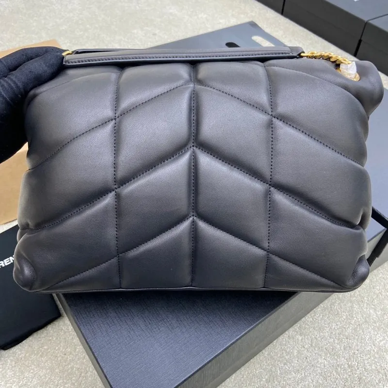 Black sheepskin/antique gold 🌈𝑳𝑶𝑼𝑳𝑶𝑼 𝑷𝑼𝑭𝑭𝑬𝑹 Large quilted lambskin bag, made of genuine genuine leather, feels soft and delicate, like embracing clouds☁️✨The classic Y family logo, chain and buttonhole hardware are all made of Barkin matte silver hardware. The opening of the bag is folded and sealed with a magnetic snap buckle, which has first-class sealing and safety👍20210900 Size: 35*23*13.5cm Model: 577475 [original leather]