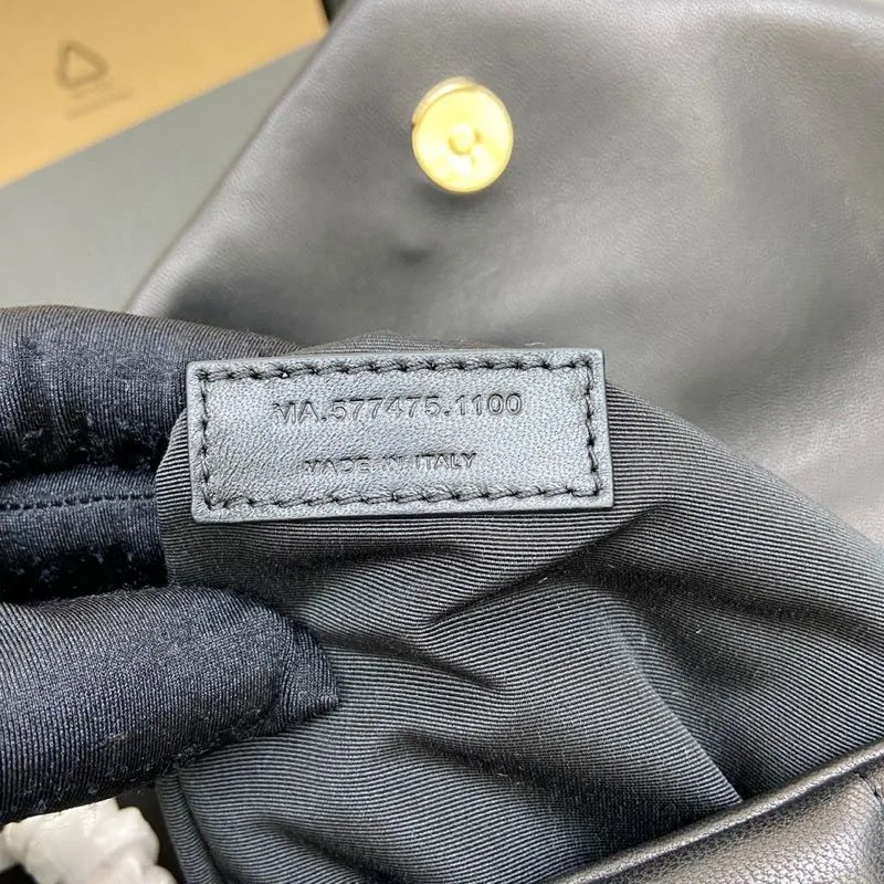 Black sheepskin/antique gold 🌈𝑳𝑶𝑼𝑳𝑶𝑼 𝑷𝑼𝑭𝑭𝑬𝑹 Large quilted lambskin bag, made of genuine genuine leather, feels soft and delicate, like embracing clouds☁️✨The classic Y family logo, chain and buttonhole hardware are all made of Barkin matte silver hardware. The opening of the bag is folded and sealed with a magnetic snap buckle, which has first-class sealing and safety👍20210900 Size: 35*23*13.5cm Model: 577475 [original leather]
