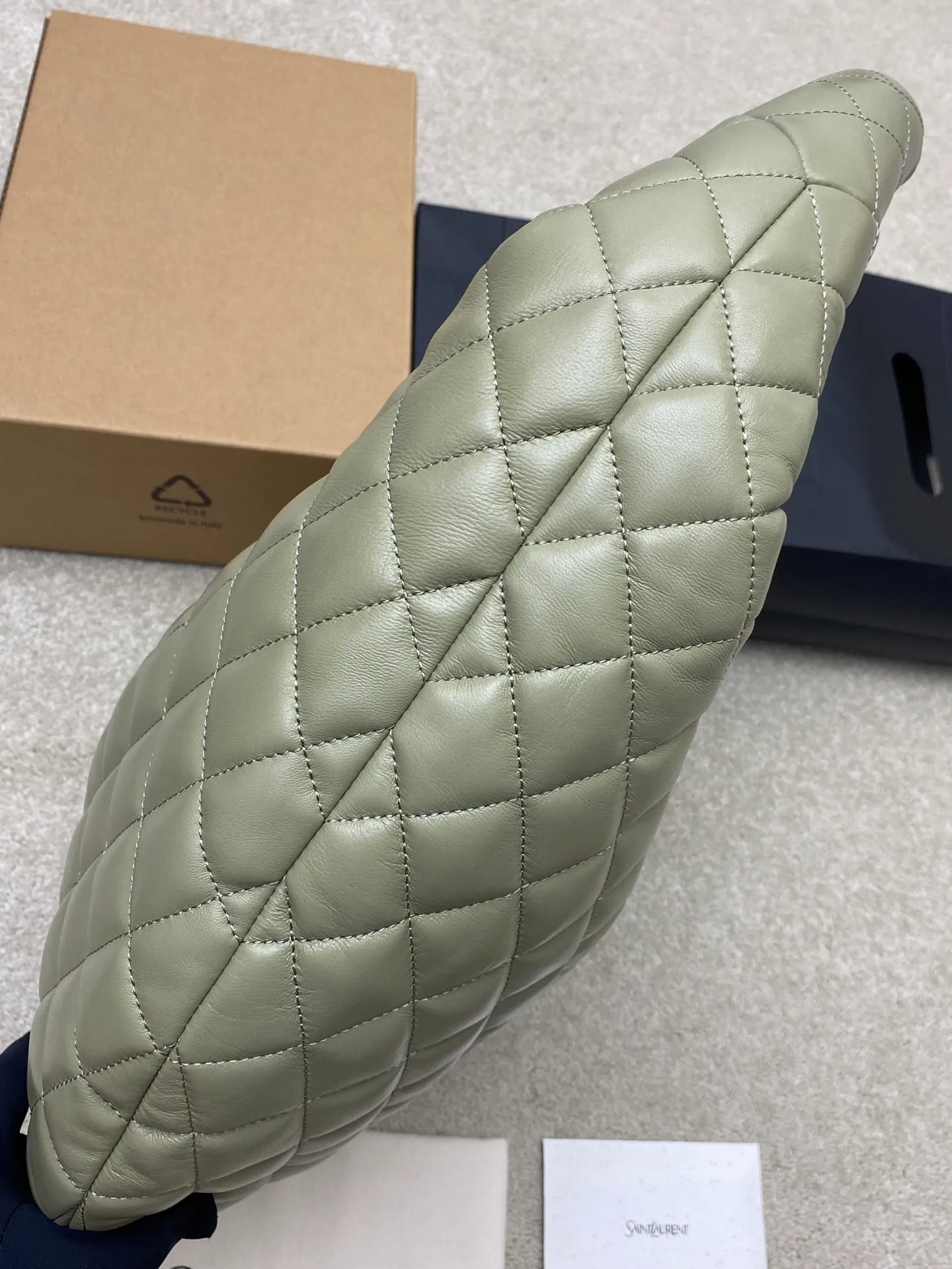 Moss green sheepskin/gold 🌈New ICARE baby nappa sheepskin handbag The much-anticipated croissant-shaped bag 🥐 makes its debut, embellished with the iconic metal logo, perfectly combining retro and modern feel, making it one of the most anticipated It Bags this season. Whether it's for daily outings or night parties, this bag can be easily carried! 202501050 Model: 858160 [Original leather] Size: 47x35x15 [This size does not come with packaging]