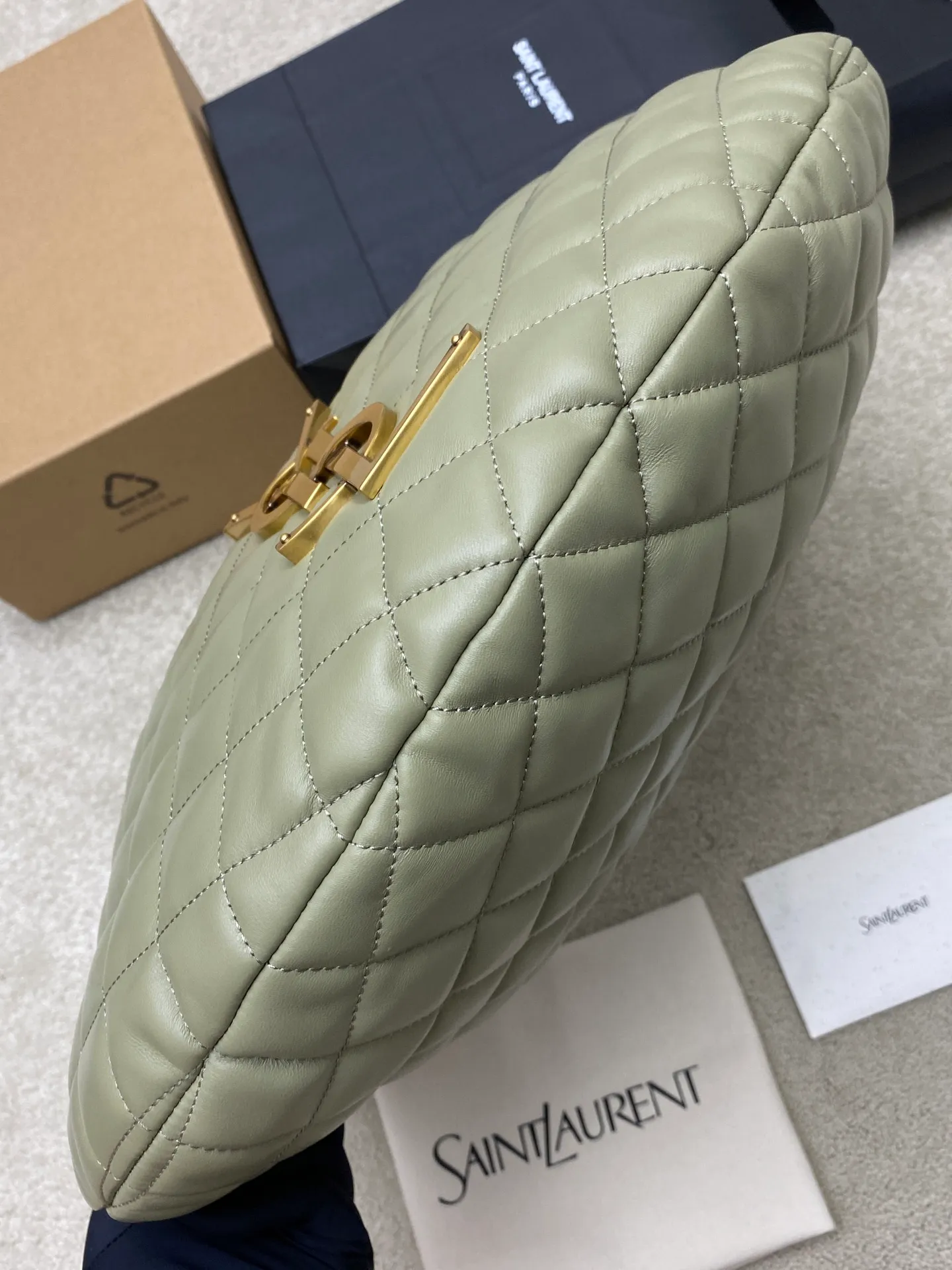 Moss green sheepskin/gold 🌈New ICARE baby nappa sheepskin handbag The much-anticipated croissant-shaped bag 🥐 makes its debut, embellished with the iconic metal logo, perfectly combining retro and modern feel, making it one of the most anticipated It Bags this season. Whether it's for daily outings or night parties, this bag can be easily carried! 202501050 Model: 858160 [Original leather] Size: 47x35x15 [This size does not come with packaging]