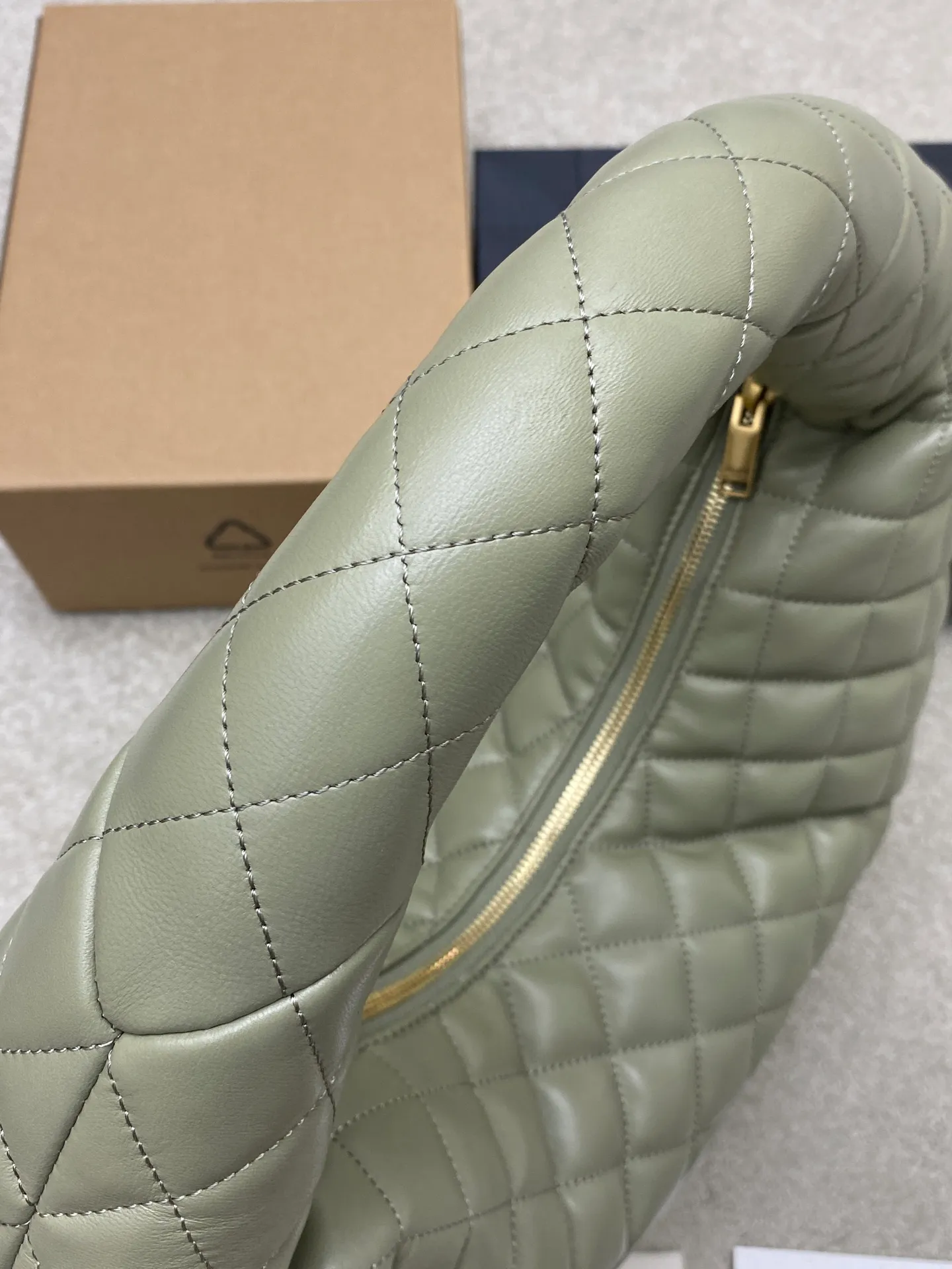 Moss green sheepskin/gold 🌈New ICARE baby nappa sheepskin handbag The much-anticipated croissant-shaped bag 🥐 makes its debut, embellished with the iconic metal logo, perfectly combining retro and modern feel, making it one of the most anticipated It Bags this season. Whether it's for daily outings or night parties, this bag can be easily carried! 202501050 Model: 858160 [Original leather] Size: 47x35x15 [This size does not come with packaging]