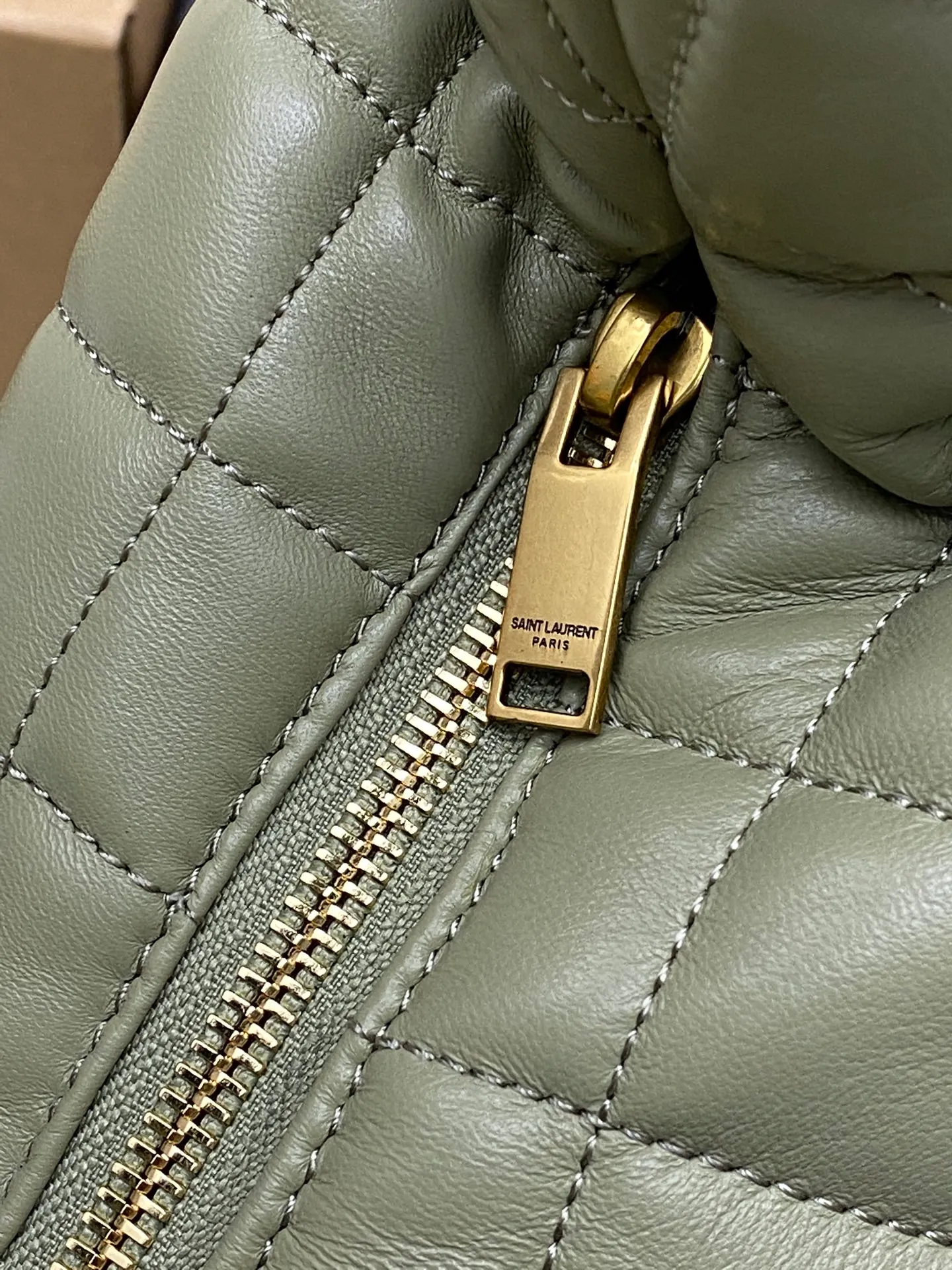 Moss green sheepskin/gold 🌈New ICARE baby nappa sheepskin handbag The much-anticipated croissant-shaped bag 🥐 makes its debut, embellished with the iconic metal logo, perfectly combining retro and modern feel, making it one of the most anticipated It Bags this season. Whether it's for daily outings or night parties, this bag can be easily carried! 202501050 Model: 858160 [Original leather] Size: 47x35x15 [This size does not come with packaging]