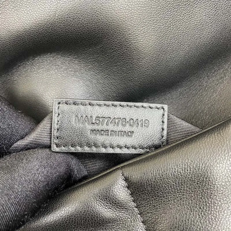 Black sheepskin/black chain hardware 🌈LOULOU PUFFER Medium quilted lambskin bag, made of genuine genuine leather, feels soft and delicate, like embracing clouds☁️💋The classic Y family logo, chain and buttonhole hardware are all made of black chain hardware. The opening of the bag is folded and sealed with a magnetic snap buckle, which has first-class sealing and safety👍20210800 Size: 29x17x11cm Model: 577476 [original leather]