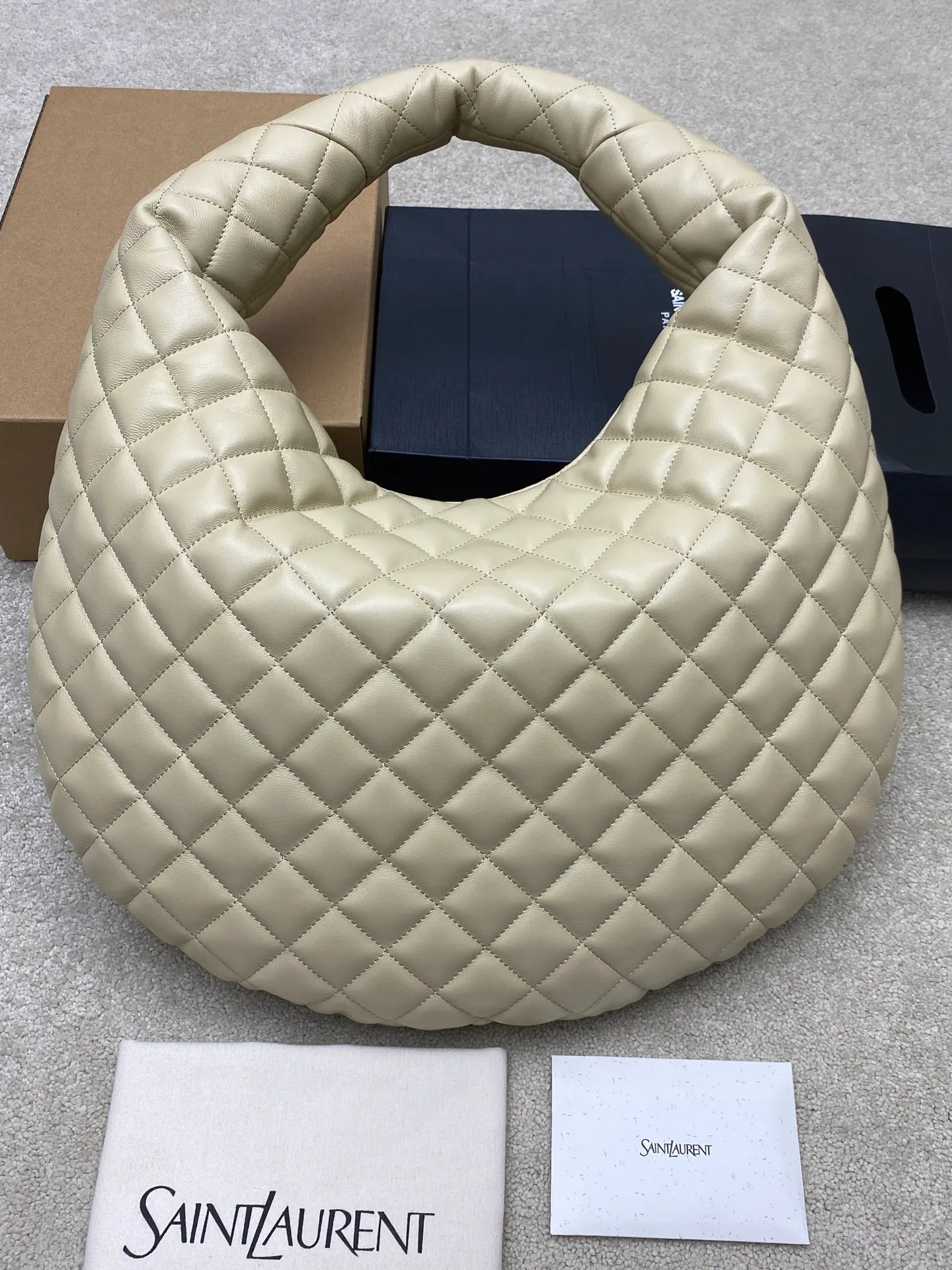 Light apricot sheepskin/gold 🌈New ICARE baby nappa sheepskin handbag The much-anticipated croissant-shaped bag 🥐 makes its debut, embellished with the iconic metal logo, perfectly combining retro and modern feel, making it one of the most anticipated It Bags this season. Whether it's for daily outings or night parties, this bag can be easily carried! 202501050 Model: 858160 [Original leather] Size: 47x35x15 [This size does not come with packaging]